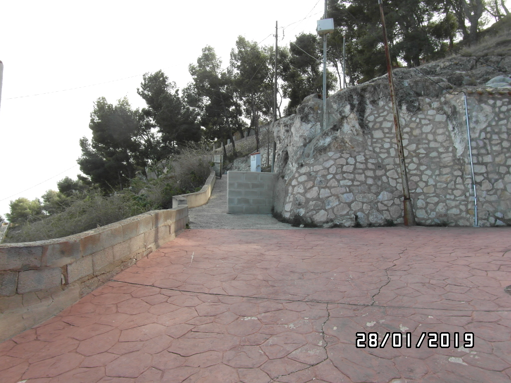 CASA INDEPENDIENTE EN EL CERRO DEL CASTILLO Y EN YECLA