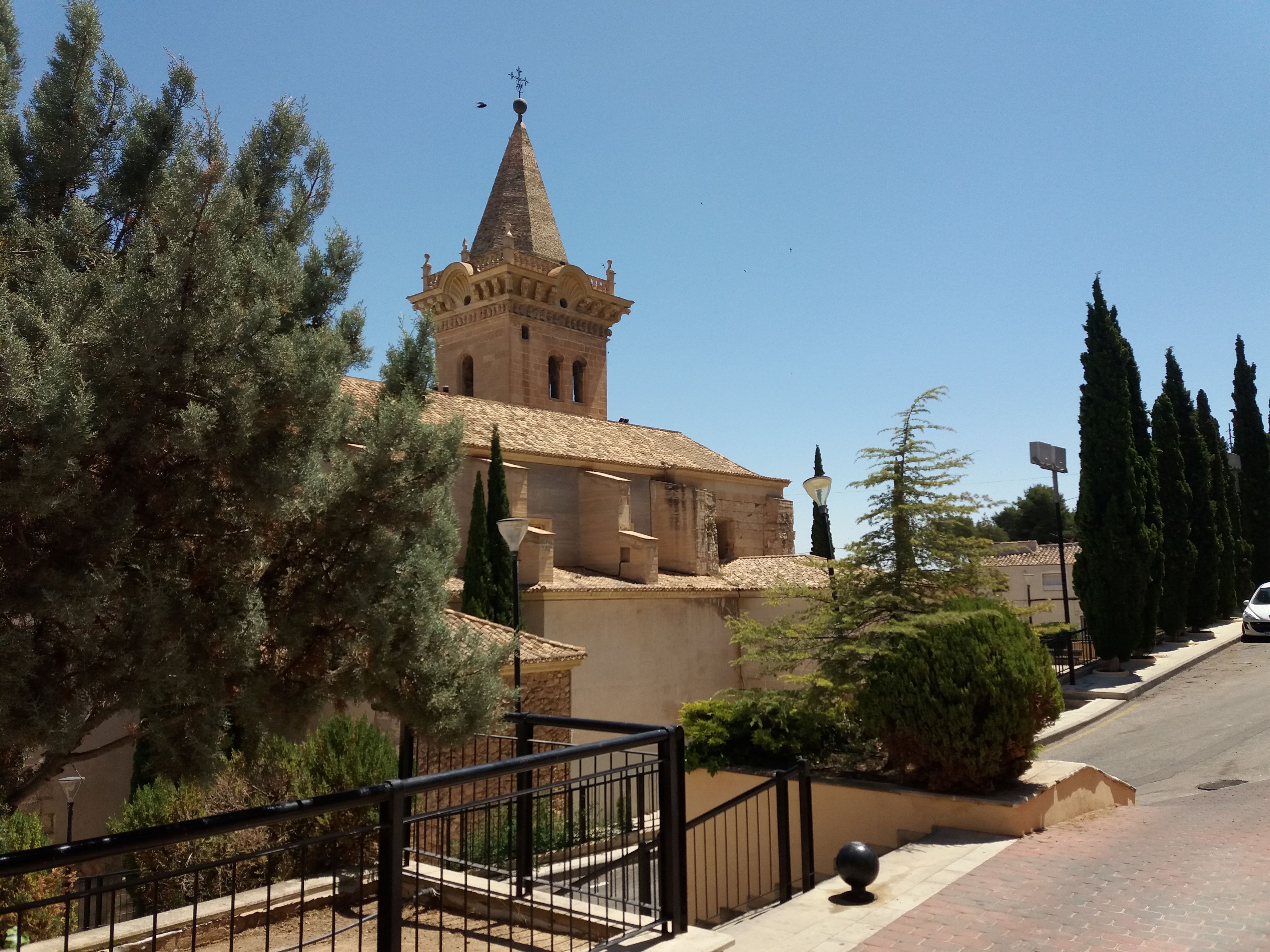 CASA MUY CENTRICA PARA ARREGLAR Y EN YECLA