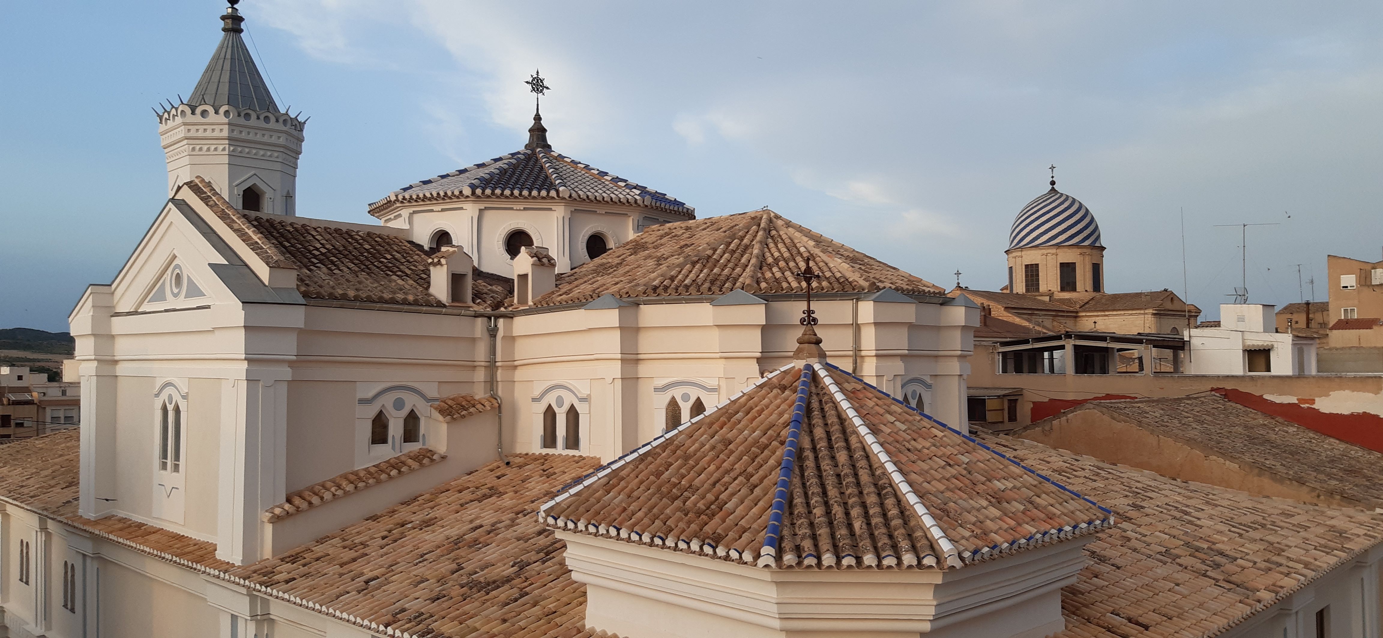 CASA GRANDE PARA HACER REFORMAS O EDIFICAR PISOS EN YECLA