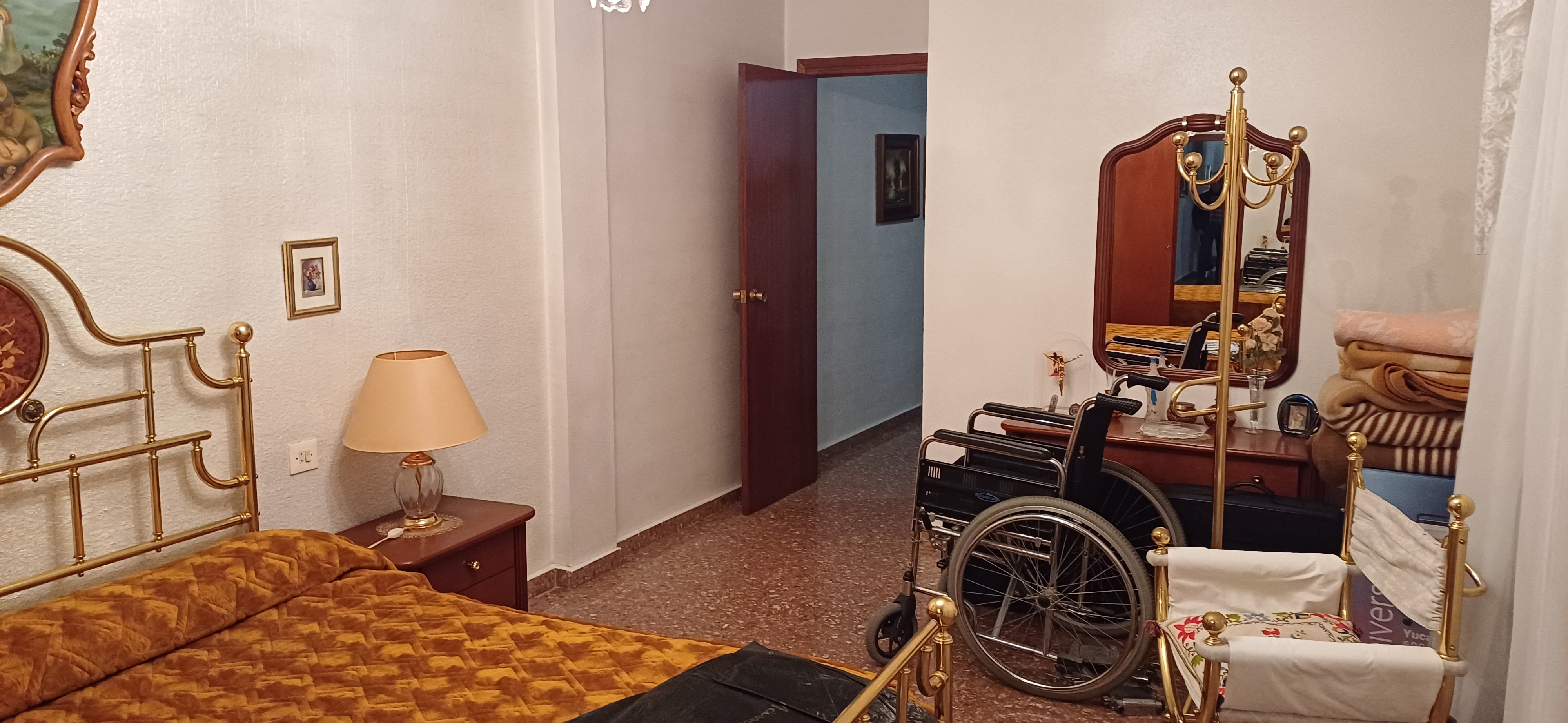 PISO MUY CENTRICO CON ASCENSOR Y EN YECLA