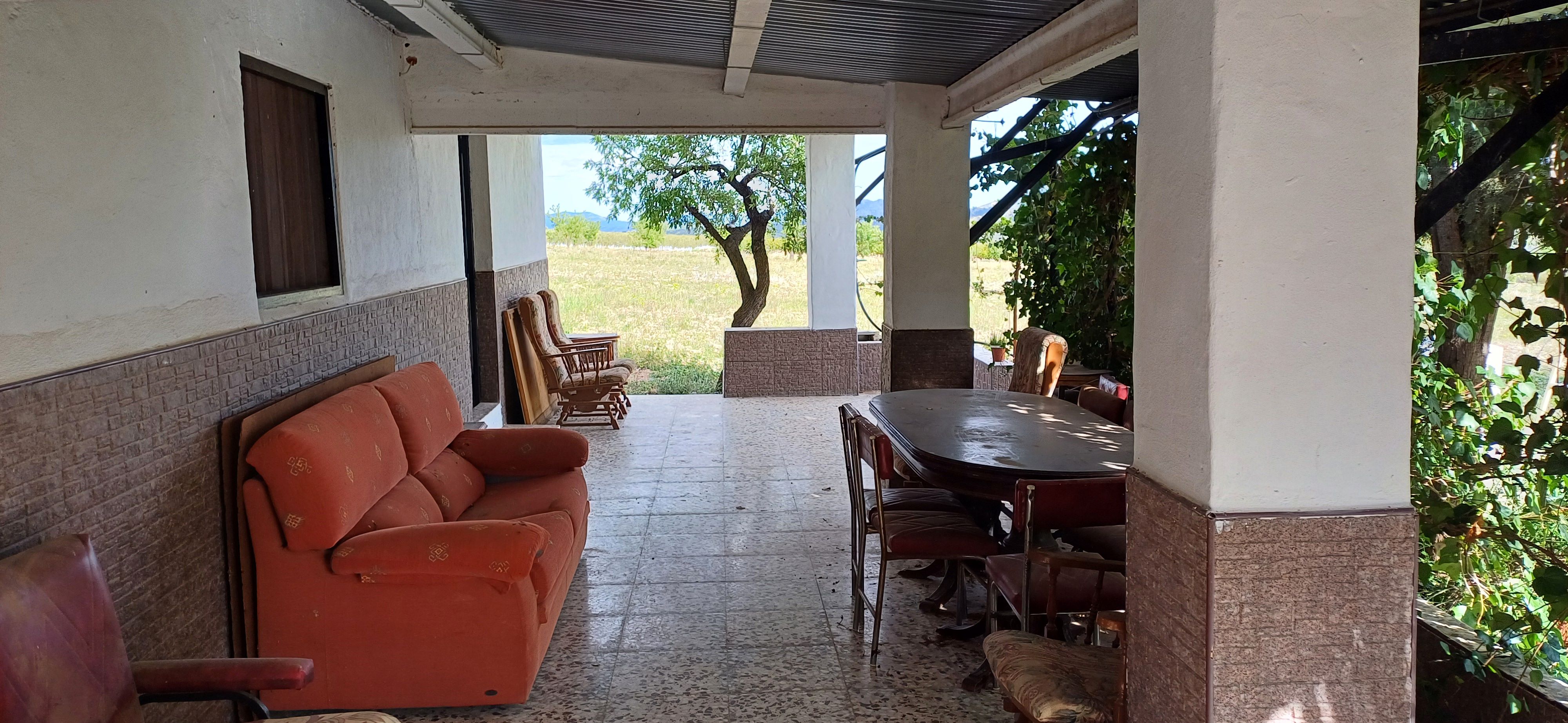 CHALET CON AGUA Y LUZ EN YECLA