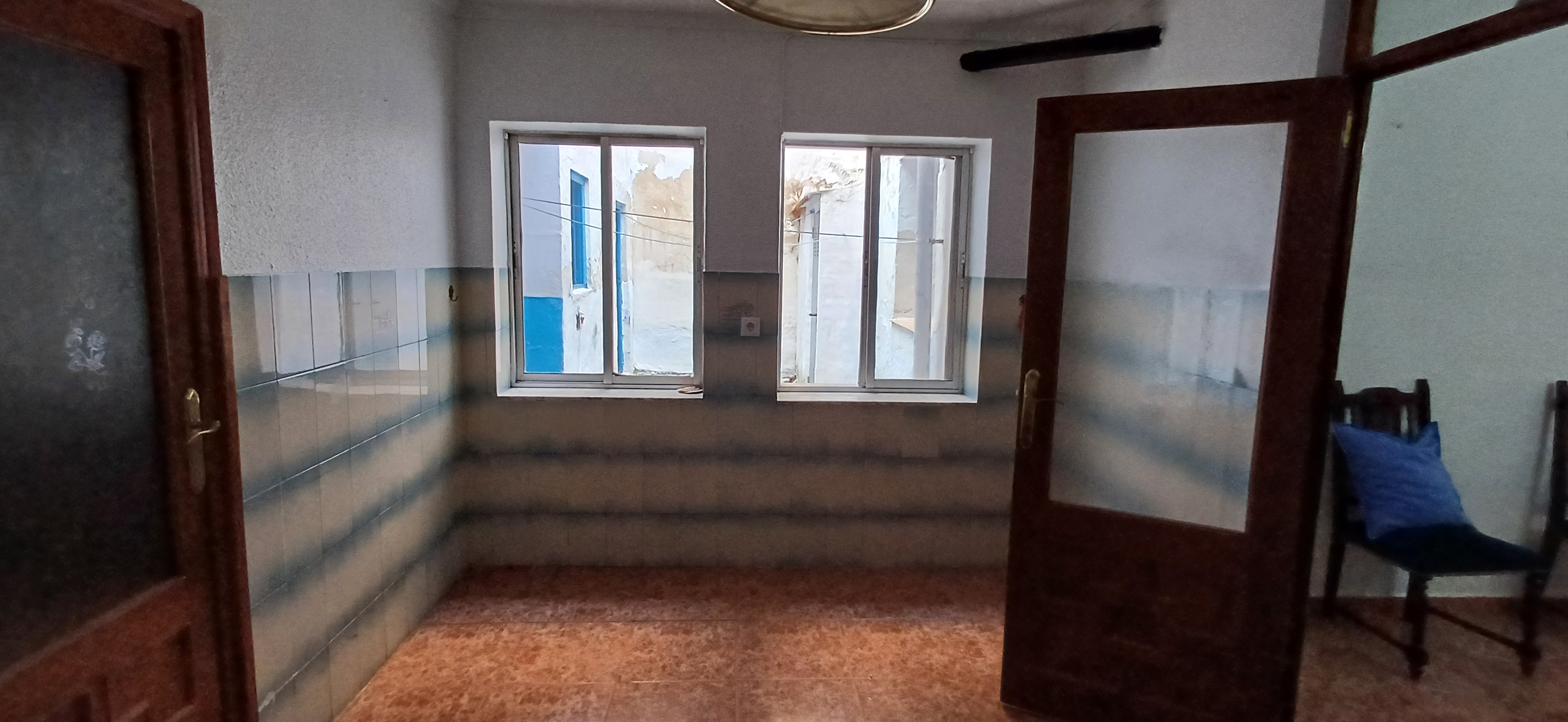 CASA GRANDE CON COCHERA CERCA DE SAN CAYETANO Y EN YECLA