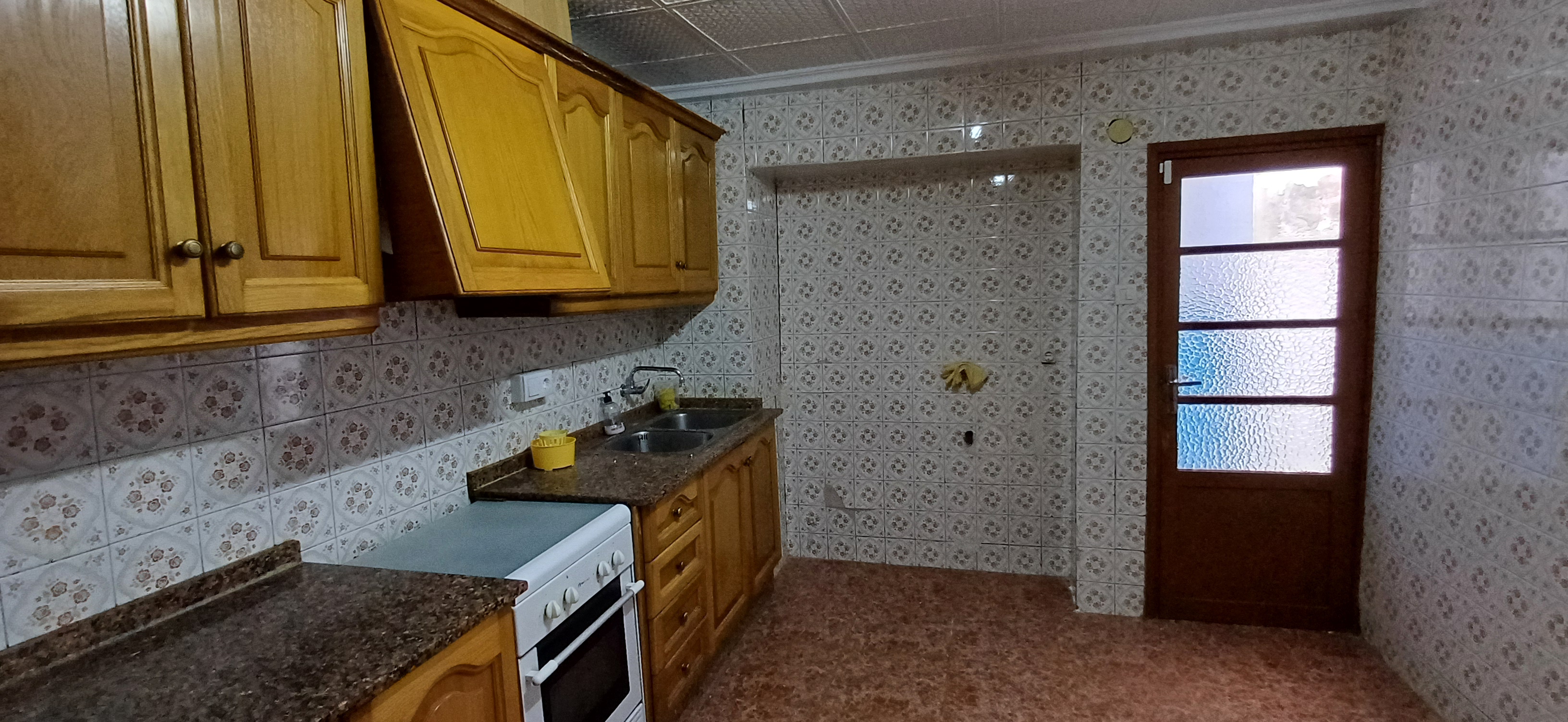 CASA GRANDE CON COCHERA CERCA DE SAN CAYETANO Y EN YECLA