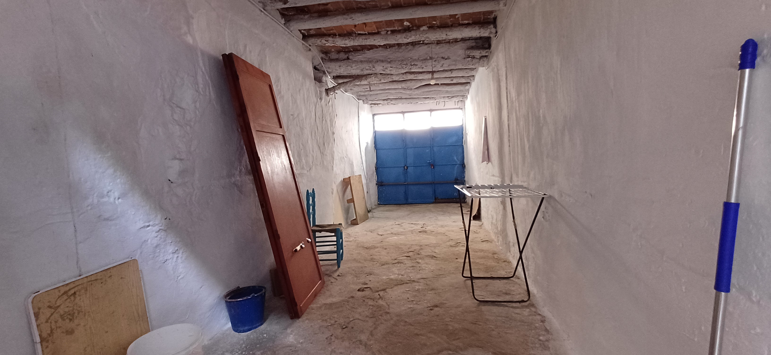 CASA GRANDE CON COCHERA CERCA DE SAN CAYETANO Y EN YECLA