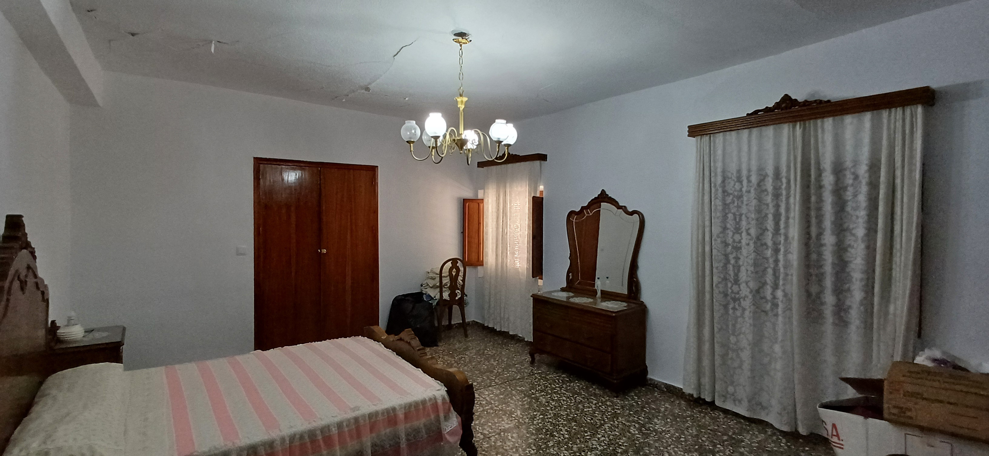 CASA GRANDE CON COCHERA CERCA DE SAN CAYETANO Y EN YECLA