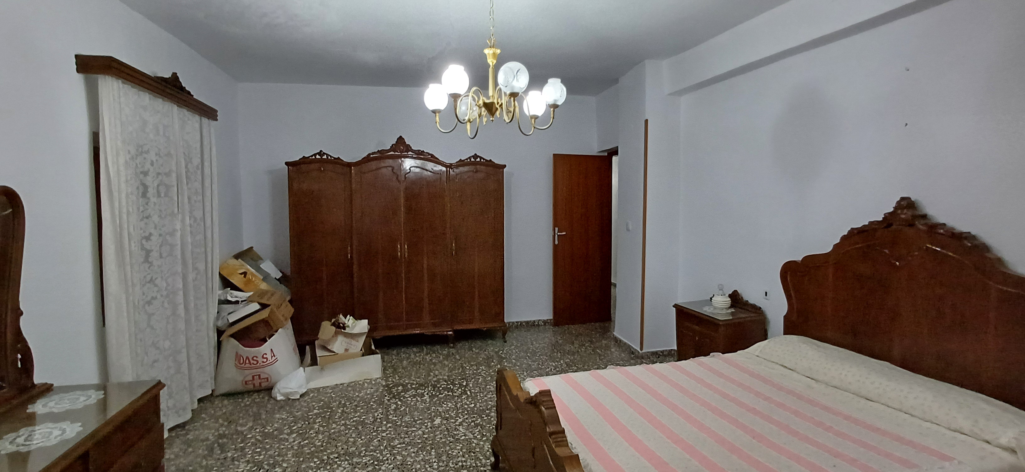 CASA GRANDE CON COCHERA CERCA DE SAN CAYETANO Y EN YECLA