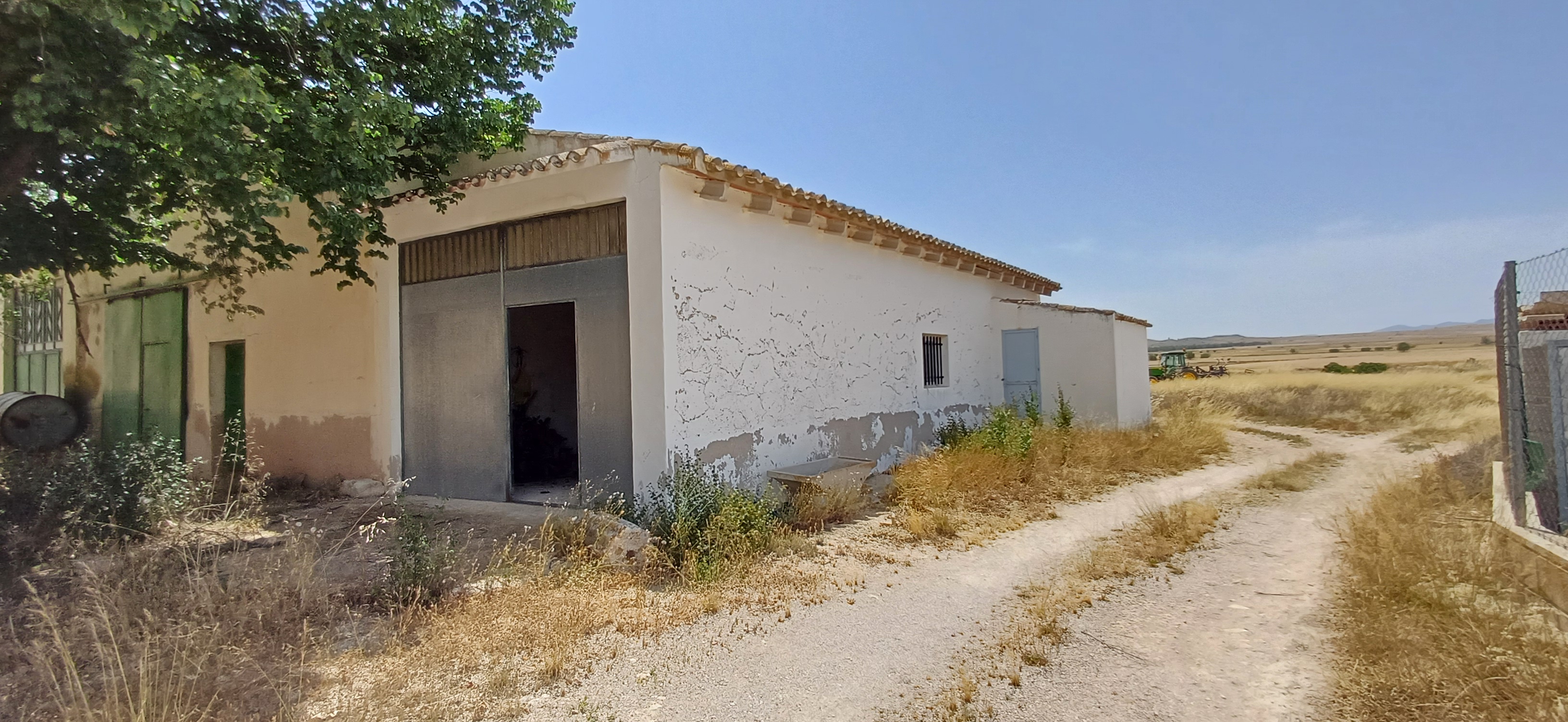 CASA DE CAMPO GRANDE,COCHERA CERRADA Y EN YECLA