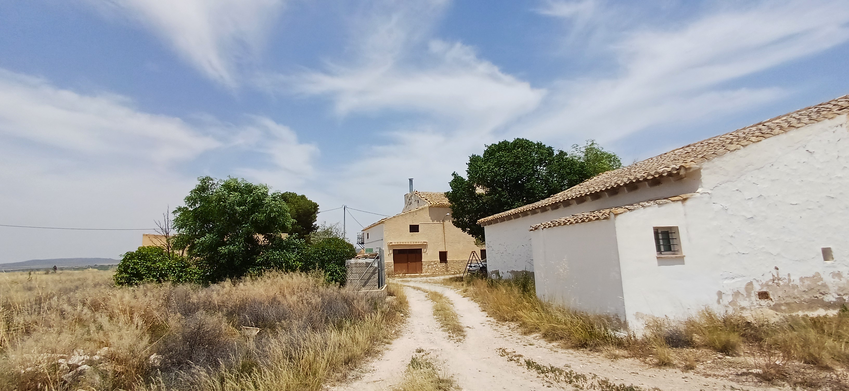 CASA DE CAMPO GRANDE,COCHERA CERRADA Y EN YECLA