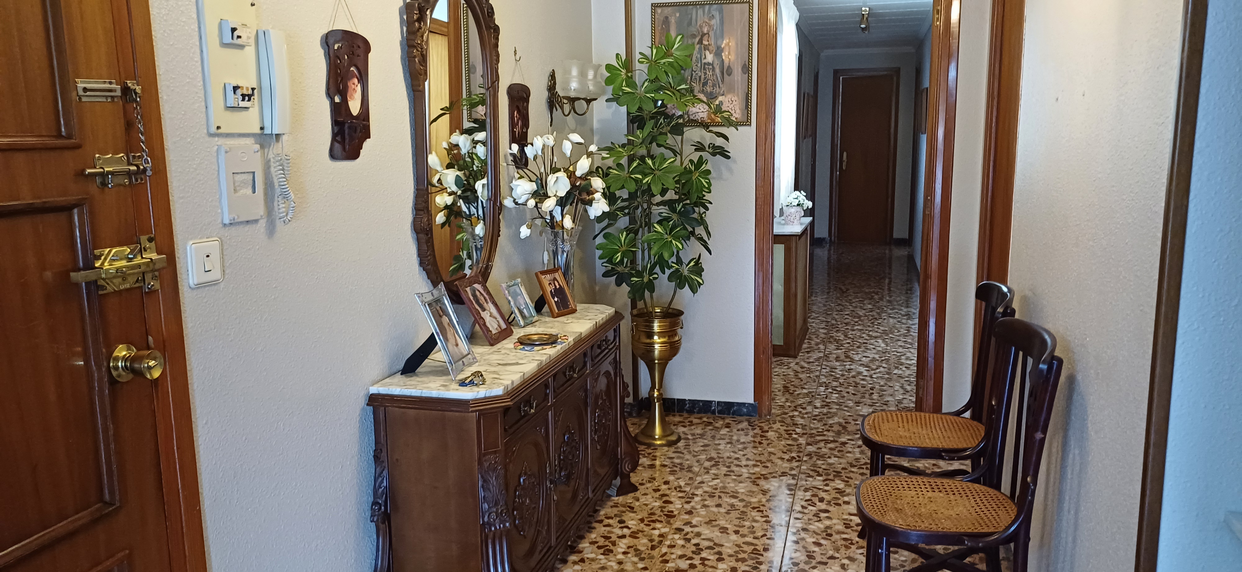 PISO CENTRICO AMUEBLADO PARA ENTRAR A VIVIR Y EN YECLA