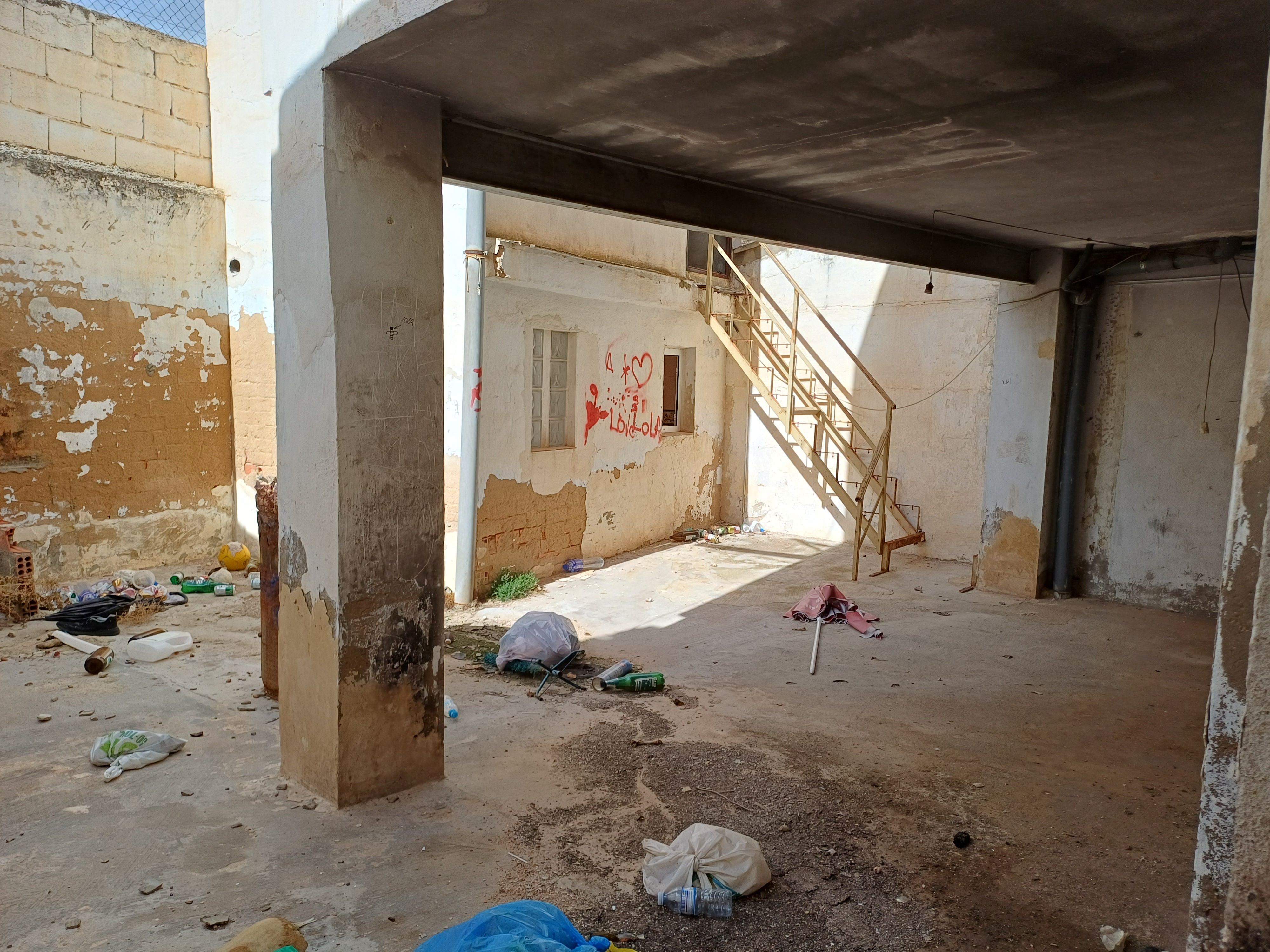 CASA INDEPENDIENTE CON COCHERA Y PATIO POR LA IGLESIA VIEJA EN YECLA