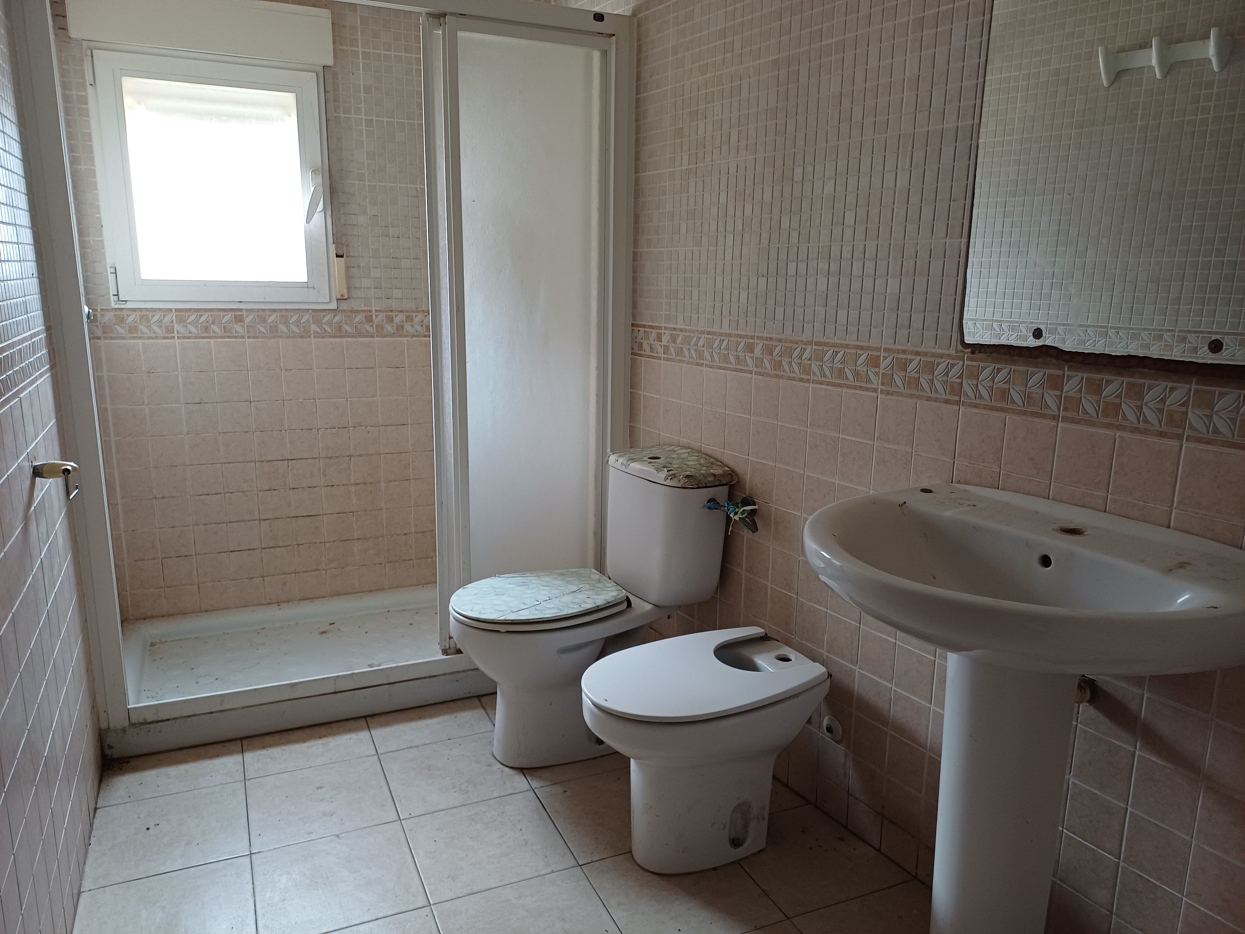 CASA INDEPENDIENTE CON COCHERA Y PATIO POR LA IGLESIA VIEJA EN YECLA