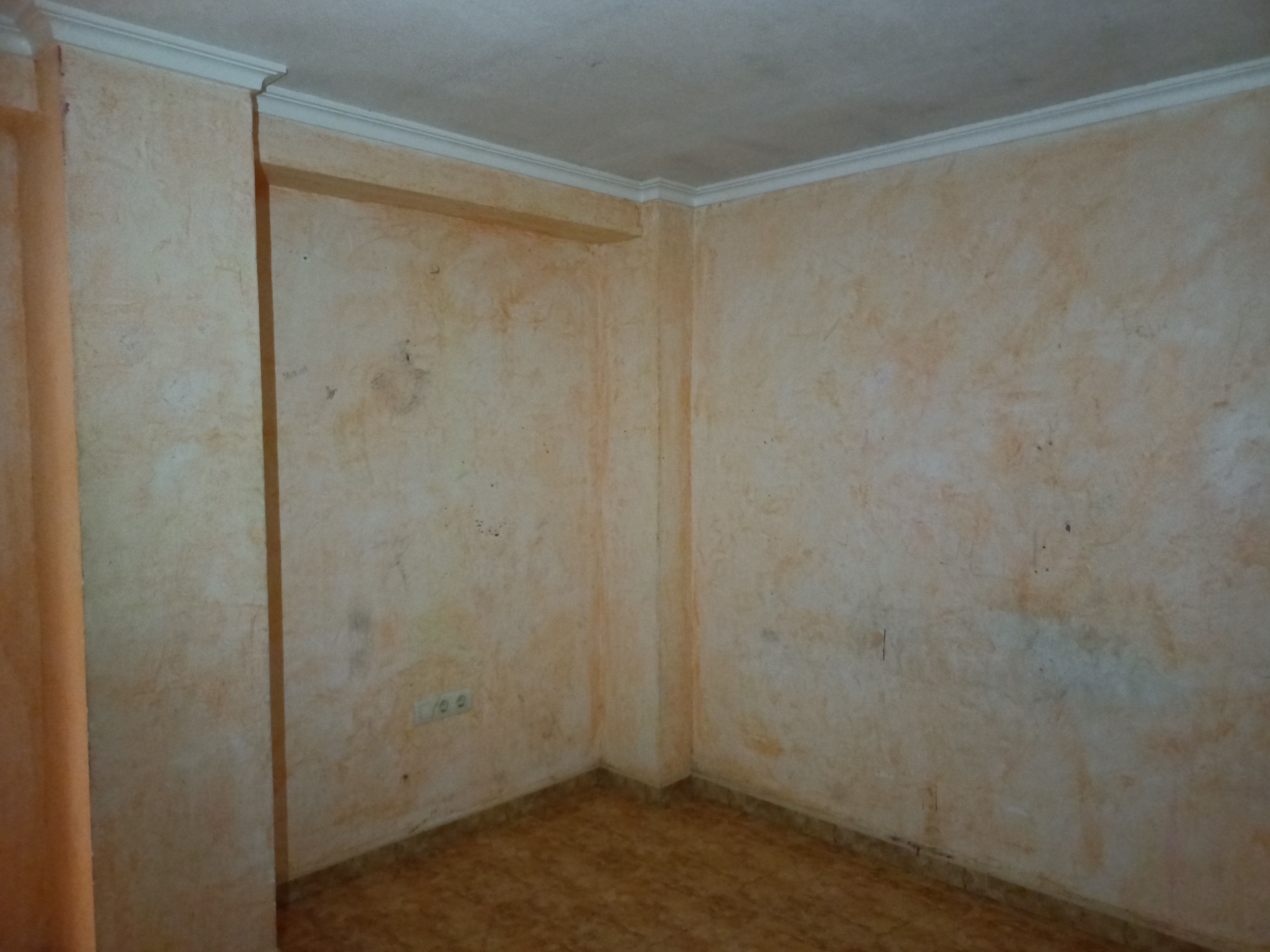 CASA INDEPENDIENTE CON COCHERA Y PATIO POR LA IGLESIA VIEJA EN YECLA