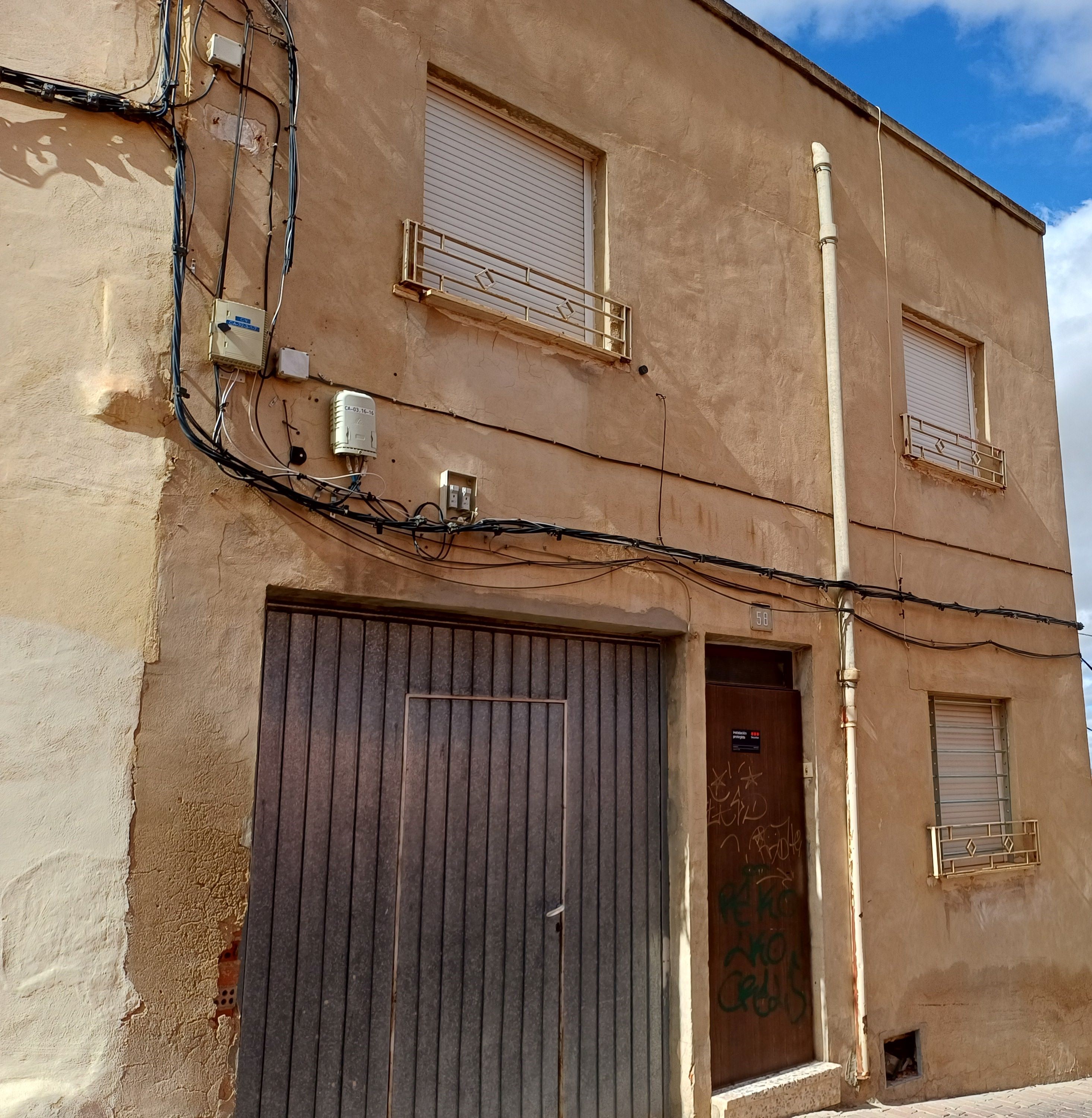 CASA INDEPENDIENTE CON COCHERA Y PATIO POR LA IGLESIA VIEJA EN YECLA