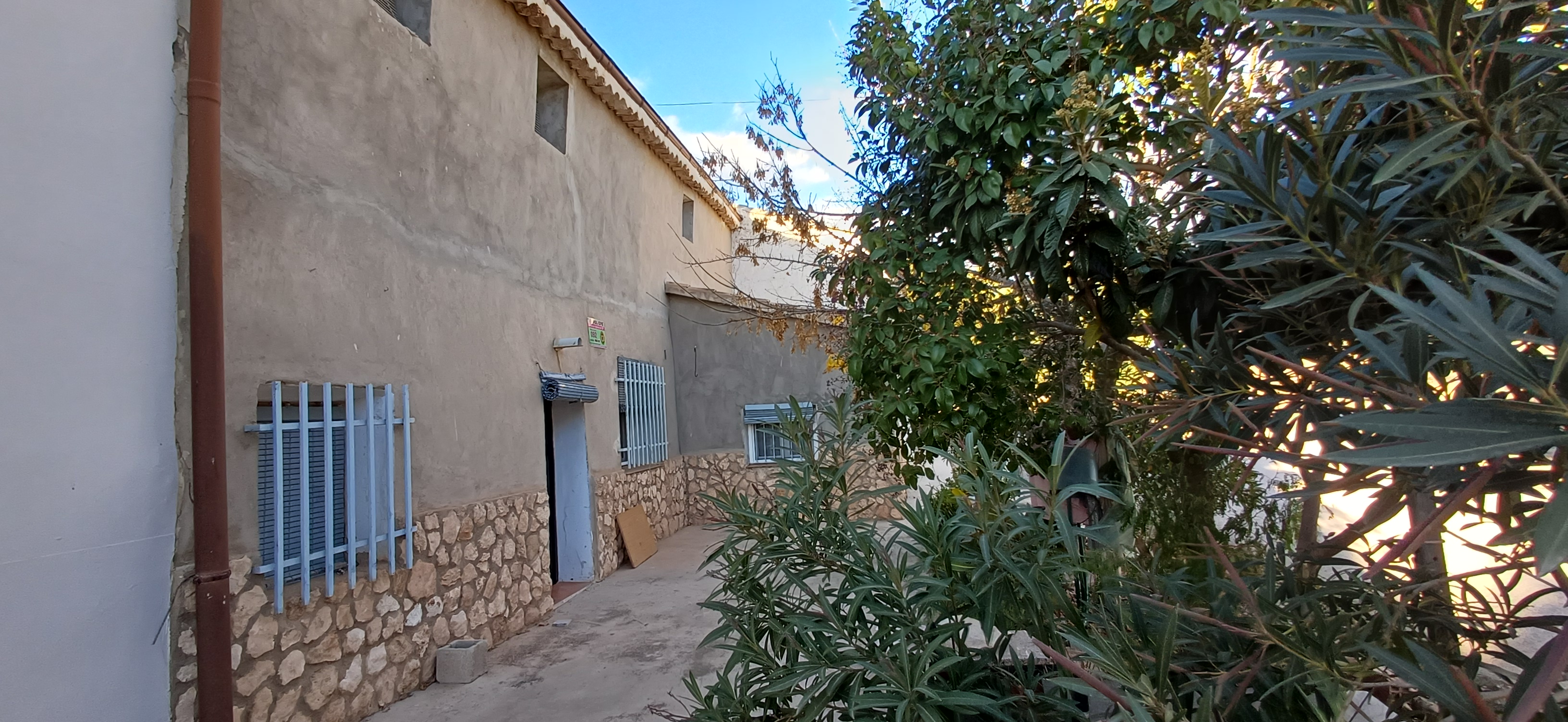 CASA DE CAMPO ADOSADA CON 2 COCHERAS CERRADAS INDEPENDIENTES Y EN YECLA