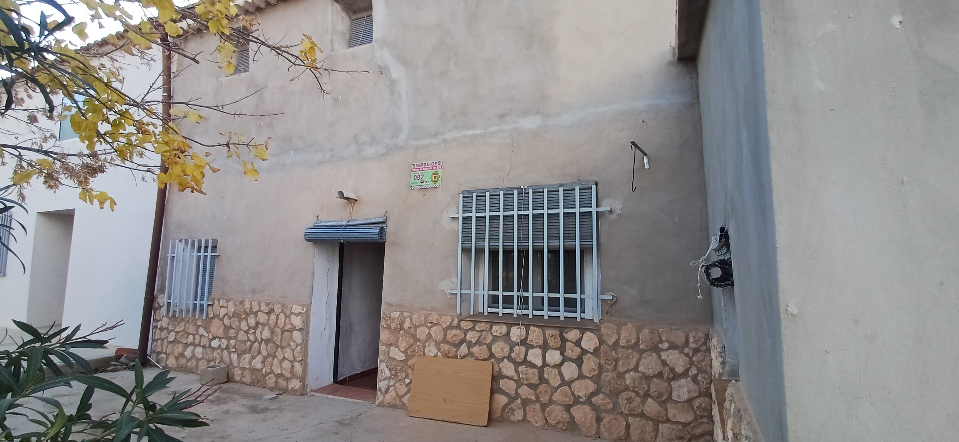 CASA DE CAMPO ADOSADA CON 2 COCHERAS CERRADAS INDEPENDIENTES Y EN YECLA