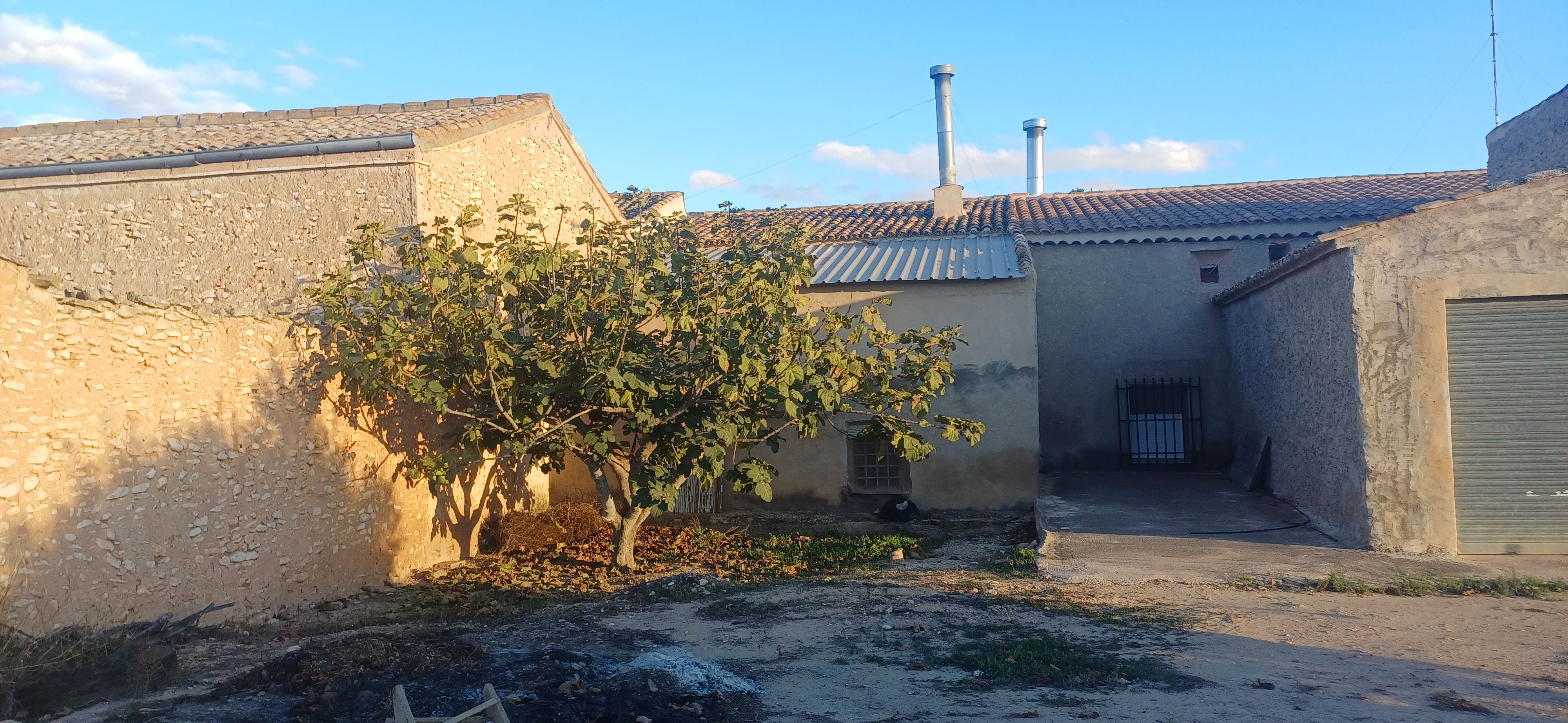 CASA DE CAMPO ADOSADA CON 2 COCHERAS CERRADAS INDEPENDIENTES Y EN YECLA