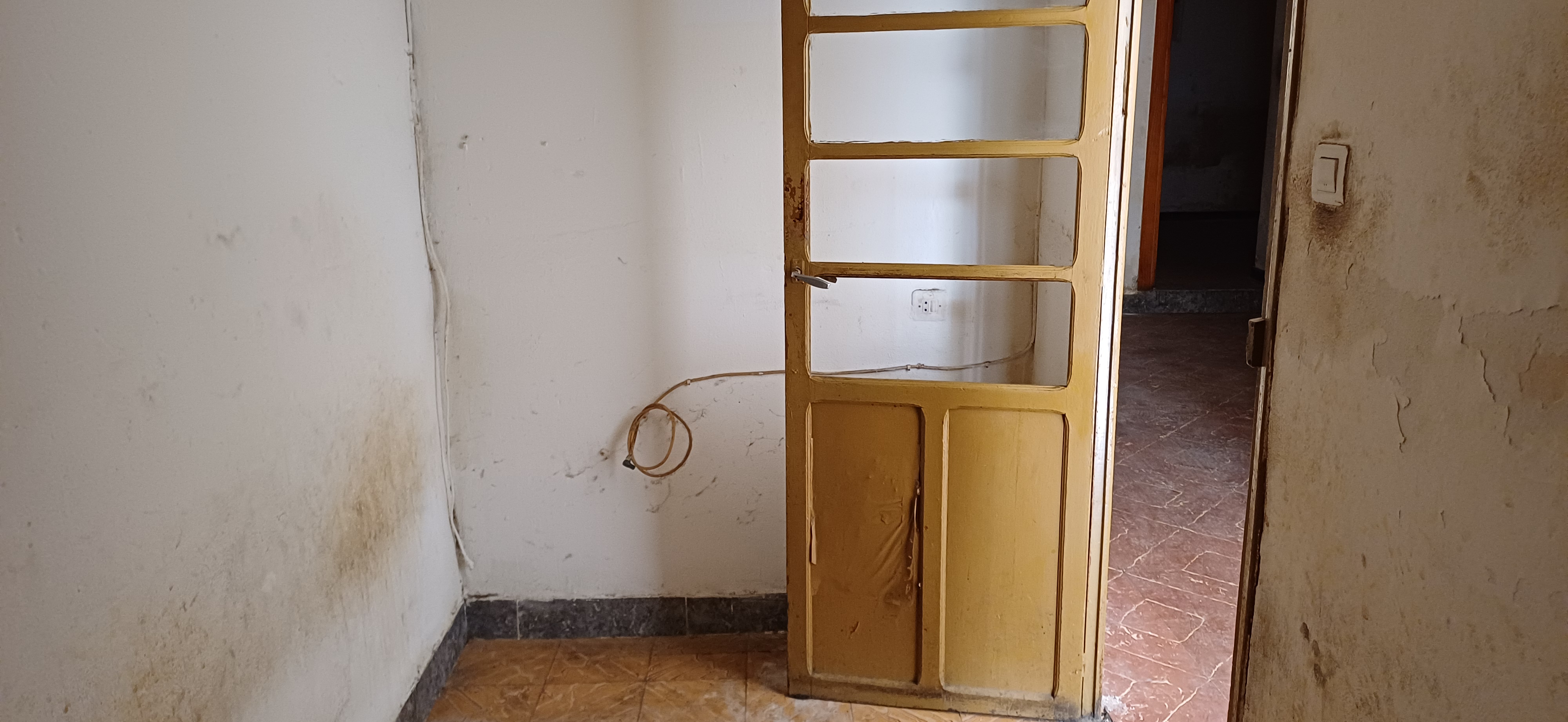 CASA EN PLANTA BAJA EN ESQUINA Y MUY CERCA DEL UVEN Y EN YECLA