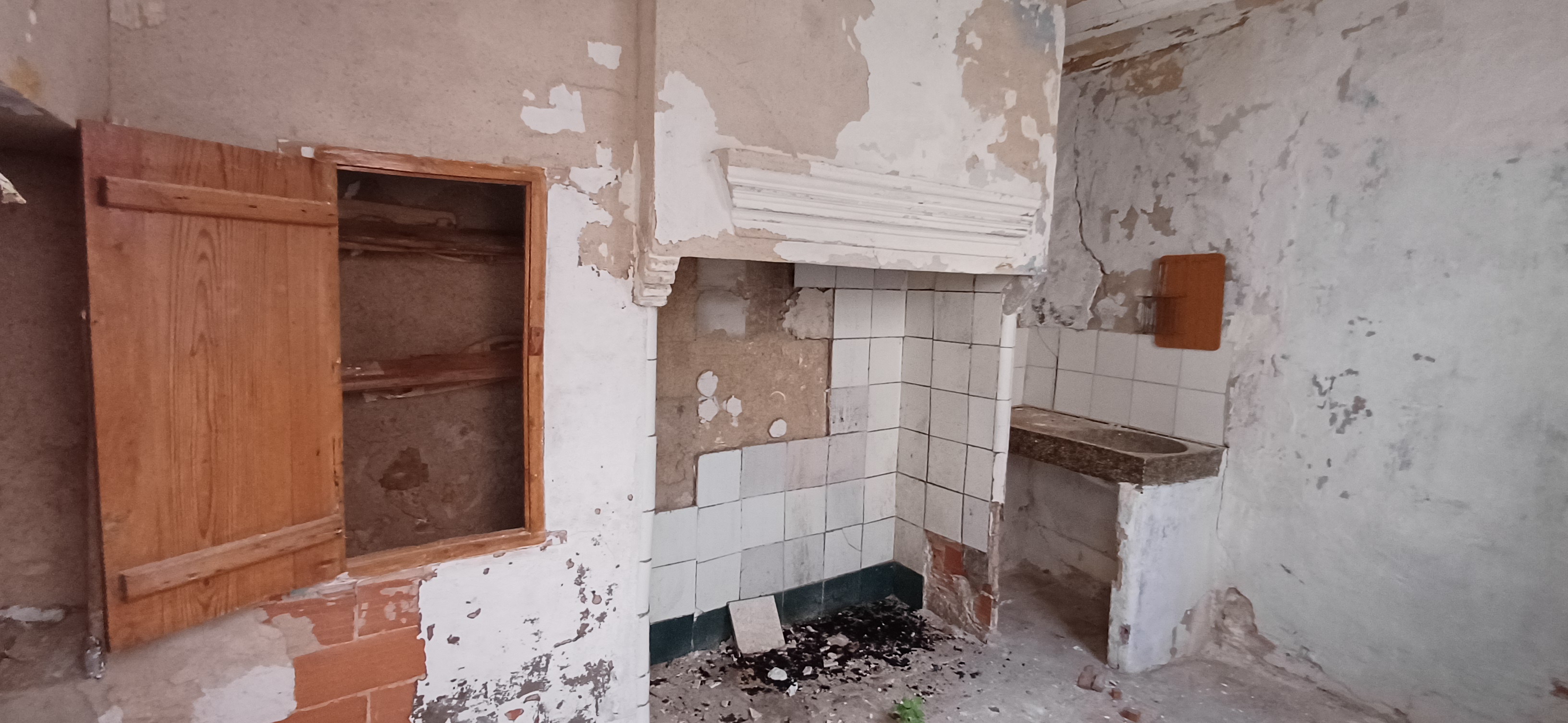 CASA INDEPENDIENTE PARA HACER ARREGLOS Y EN EL CENTRO DE YECLA