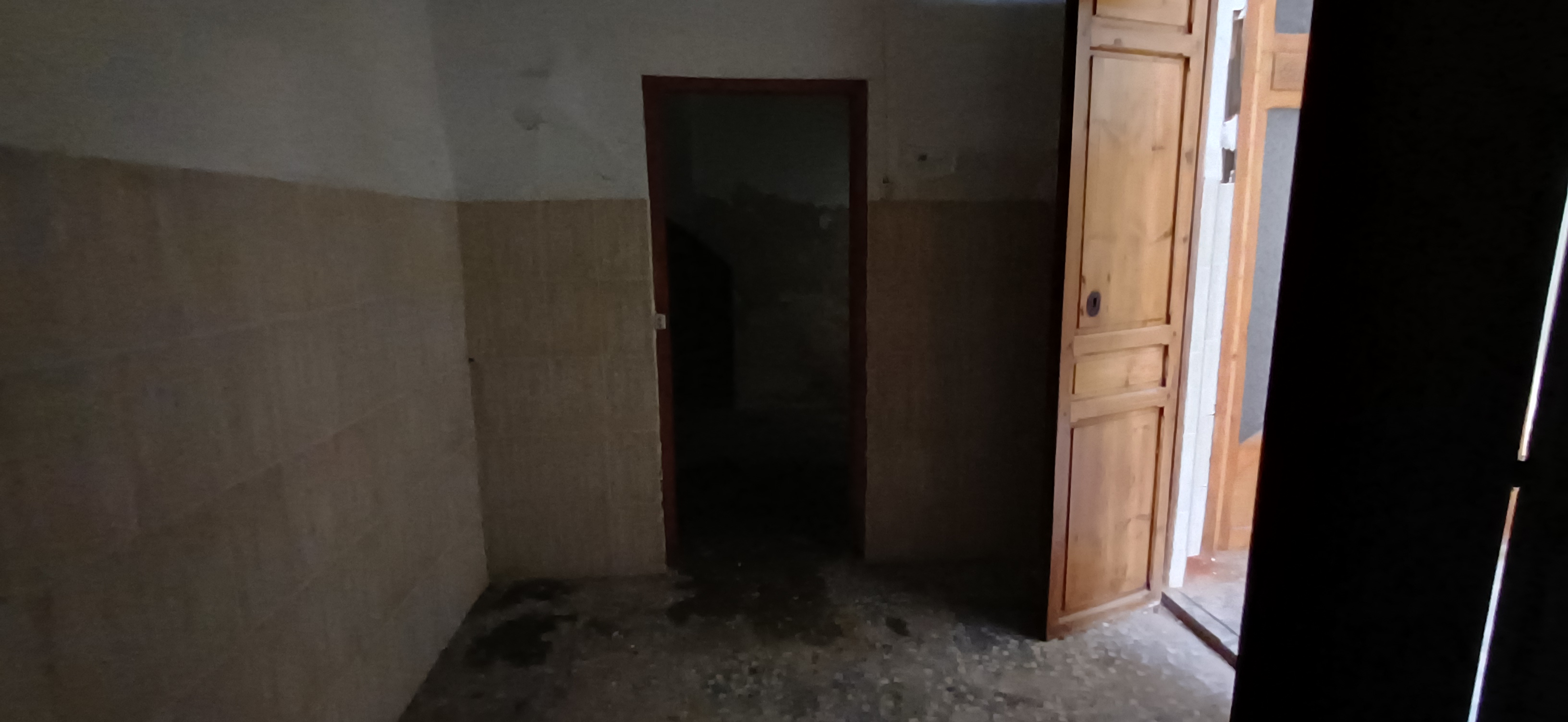 CASA INDEPENDIENTE PARA HACER ARREGLOS Y EN EL CENTRO DE YECLA