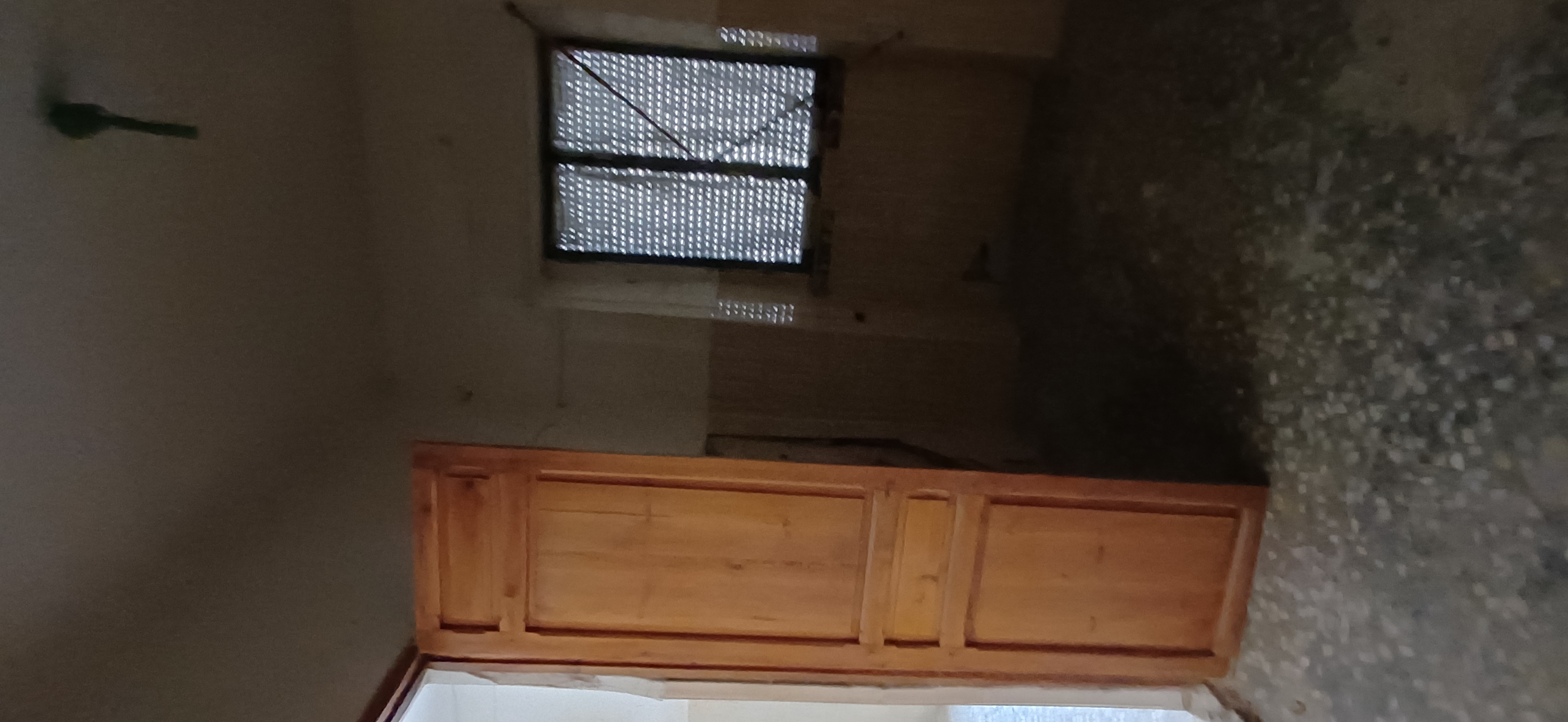 CASA INDEPENDIENTE PARA HACER ARREGLOS Y EN EL CENTRO DE YECLA