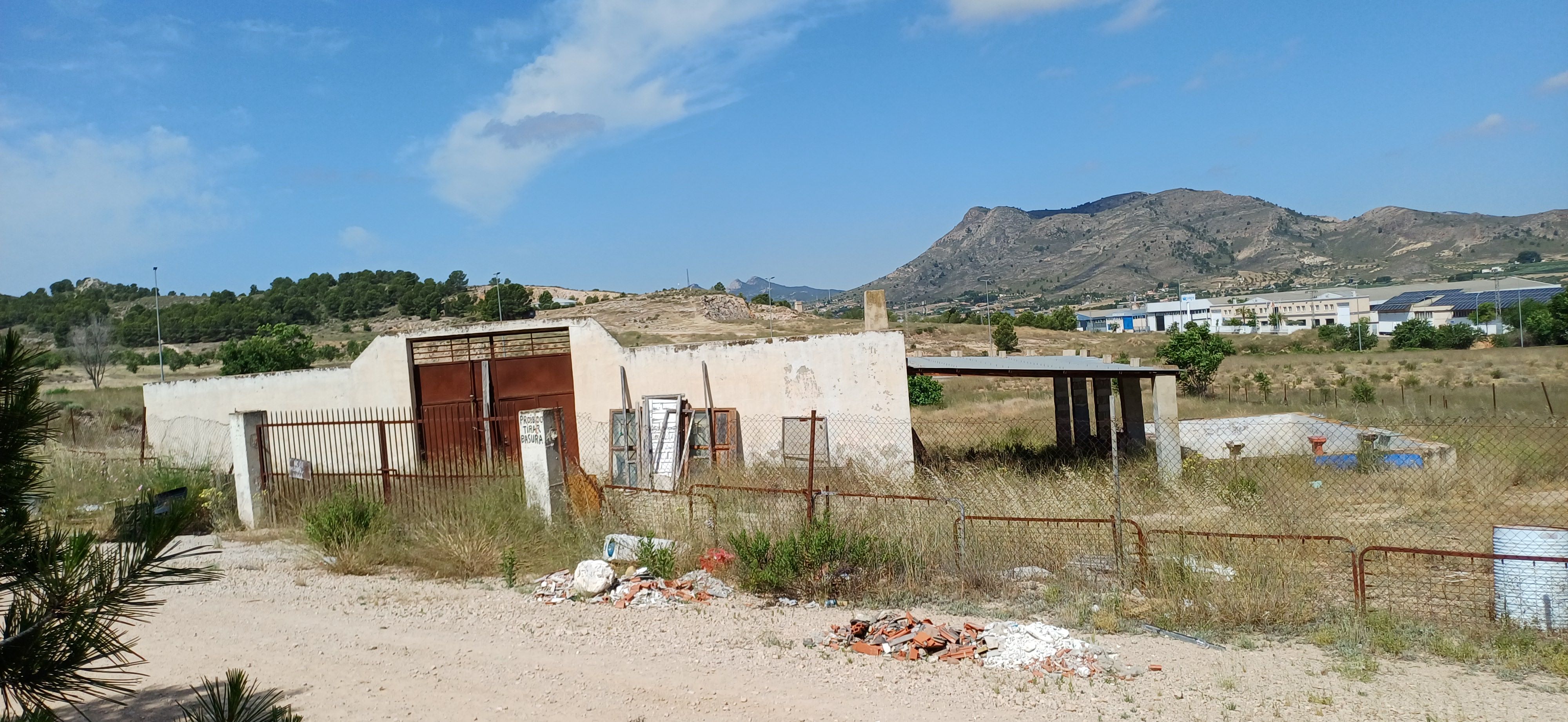 CAMPO JUNTO AL MONTE DEL CASTILLO CON TRASTEROS Y EN YECLA