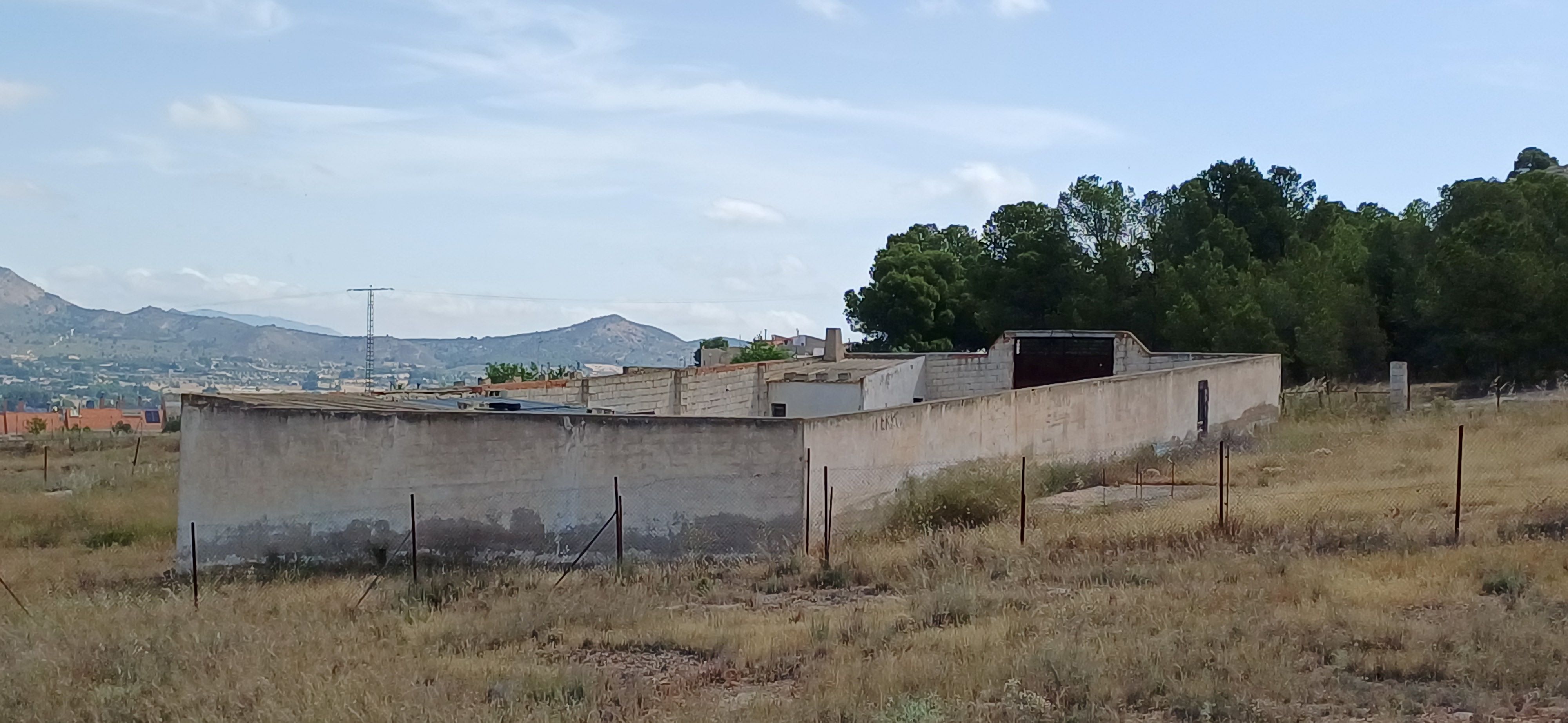 CAMPO JUNTO AL MONTE DEL CASTILLO CON TRASTEROS Y EN YECLA