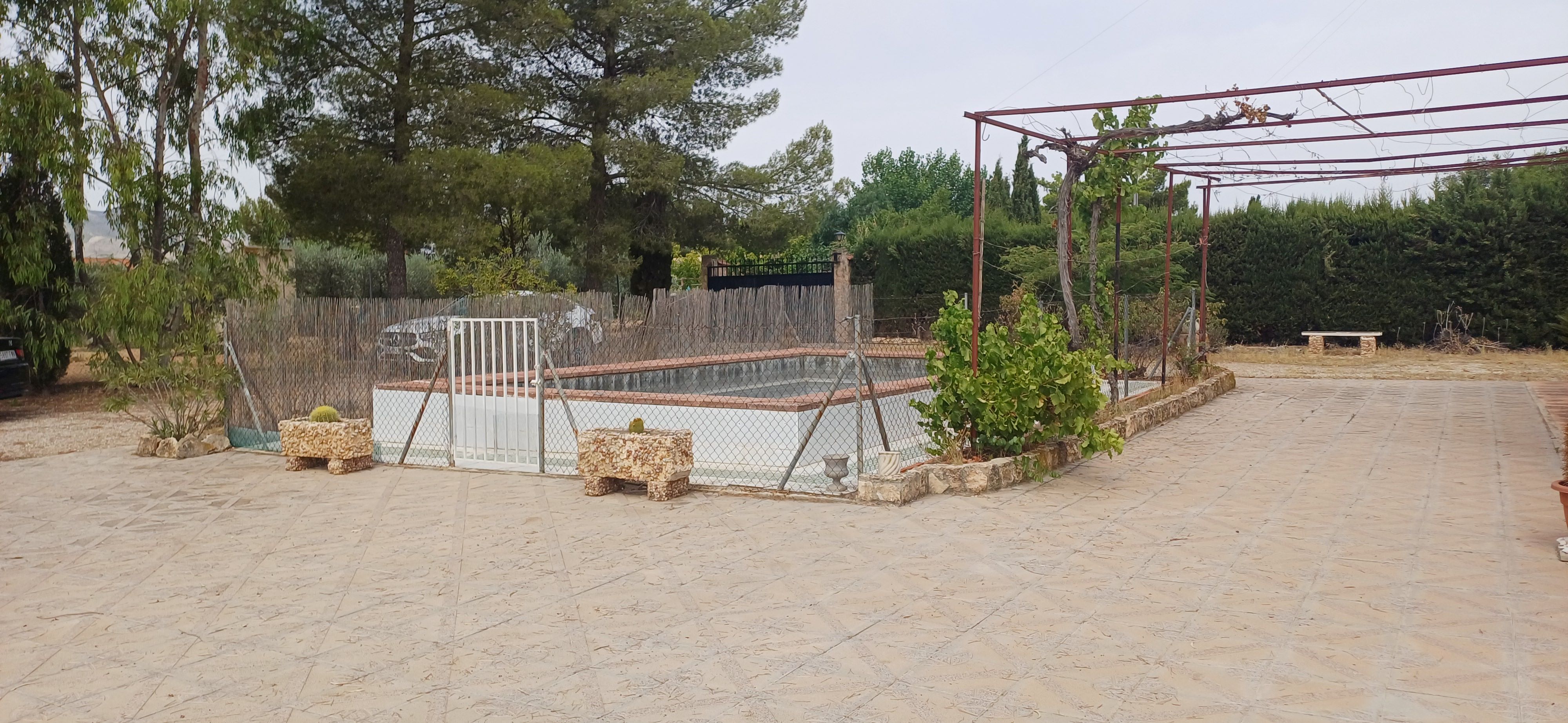 CHALET MUY CERCA DE YECLA, CON PISCINA Y AMUEBLADO