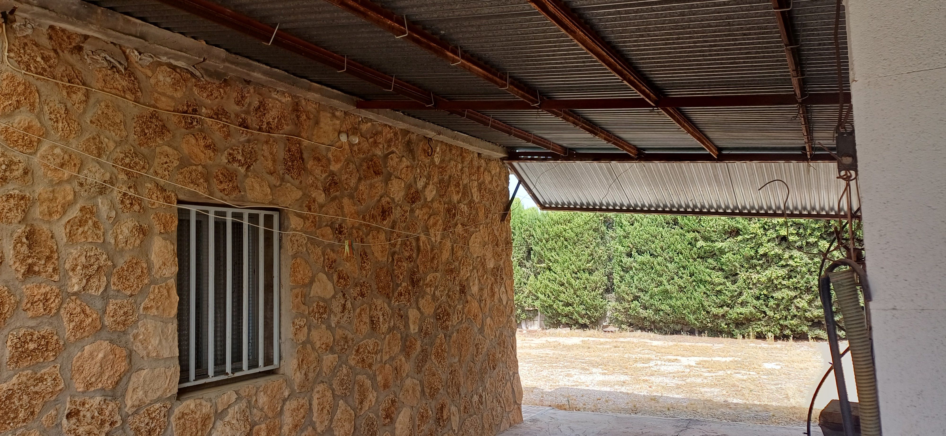 CHALET MUY CERCA DE YECLA, CON PISCINA Y AMUEBLADO