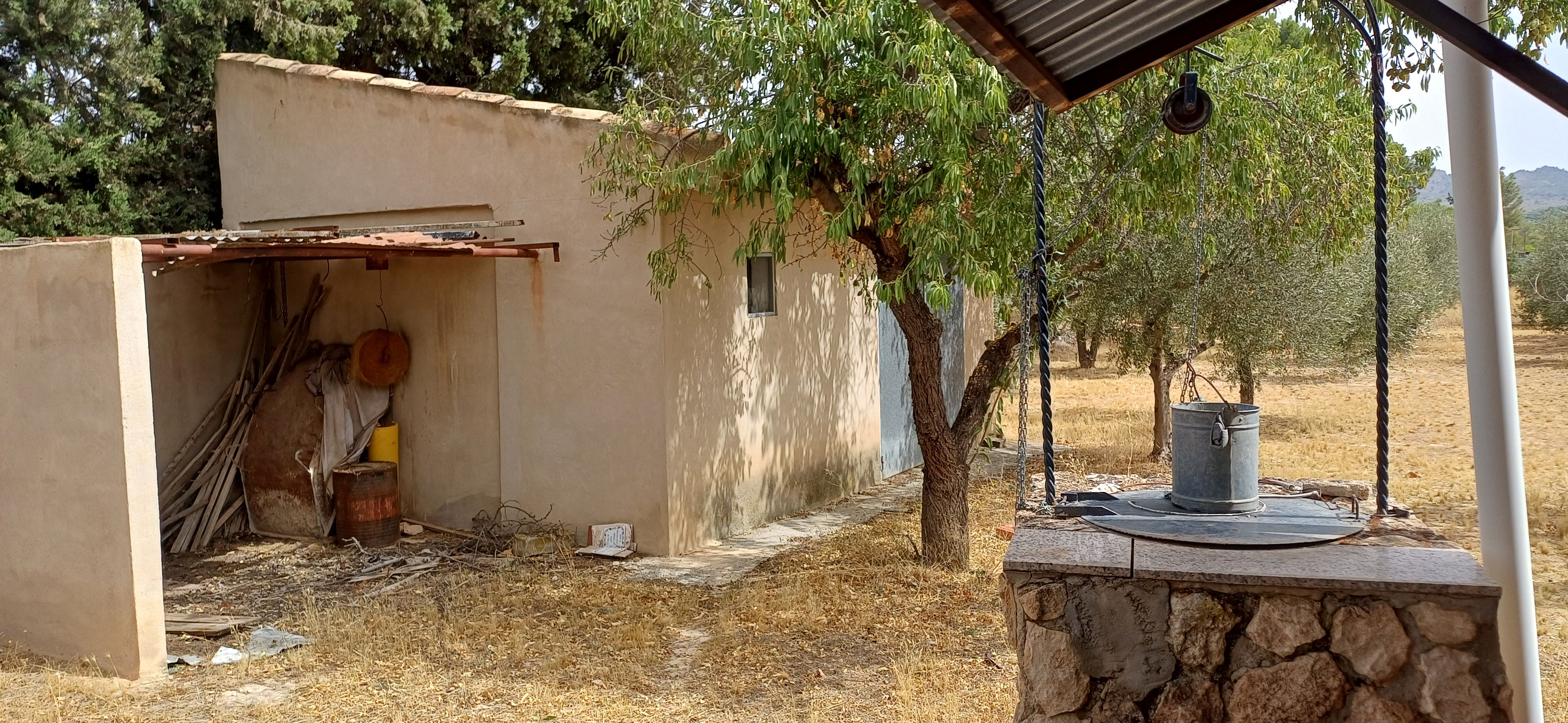 CHALET MUY CERCA DE YECLA, CON PISCINA Y AMUEBLADO