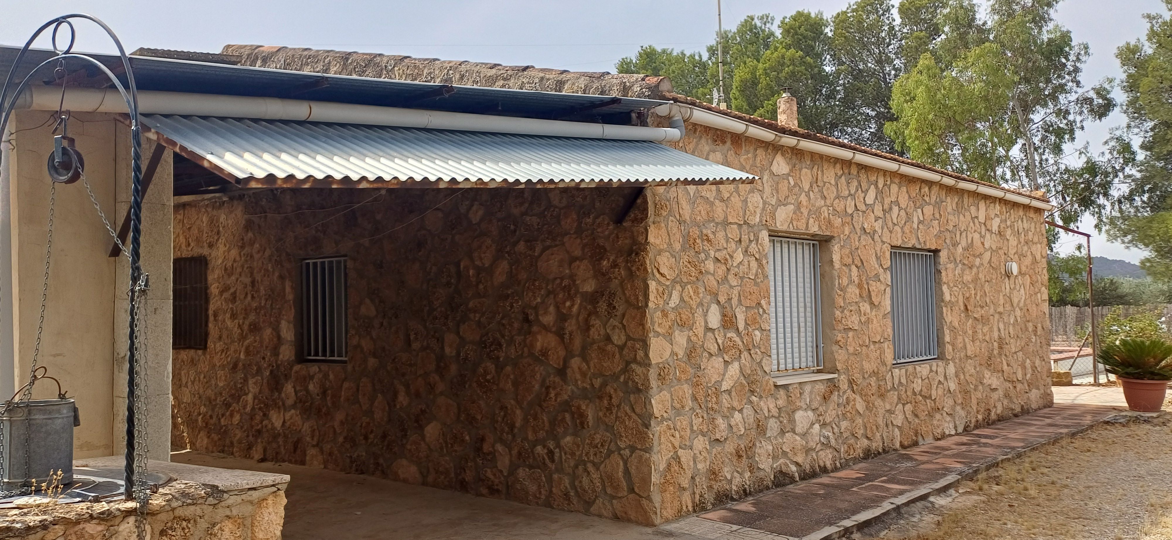 CHALET MUY CERCA DE YECLA, CON PISCINA Y AMUEBLADO