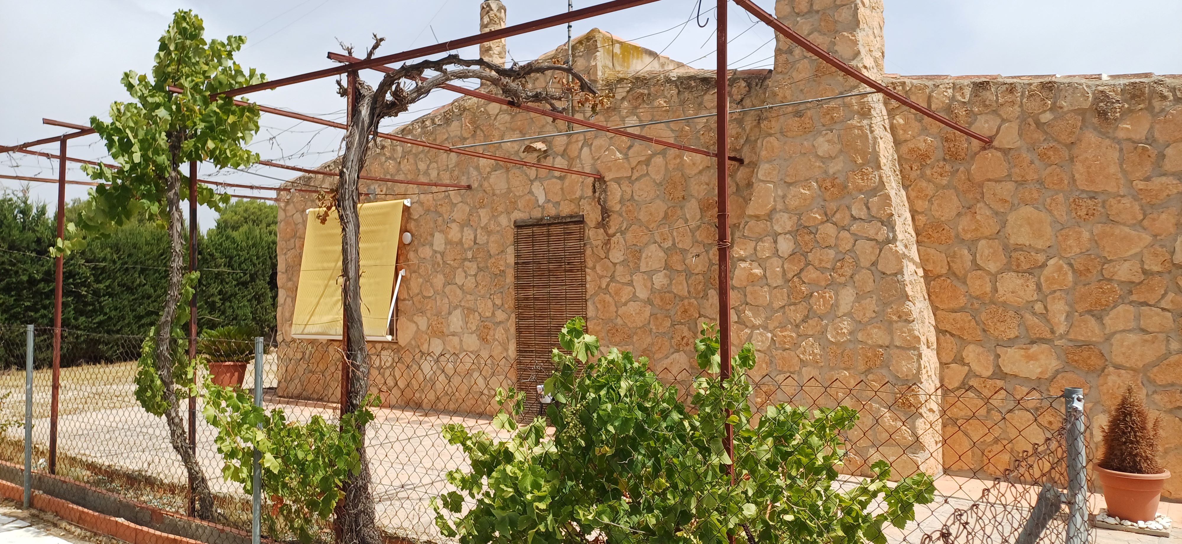 CHALET MUY CERCA DE YECLA, CON PISCINA Y AMUEBLADO