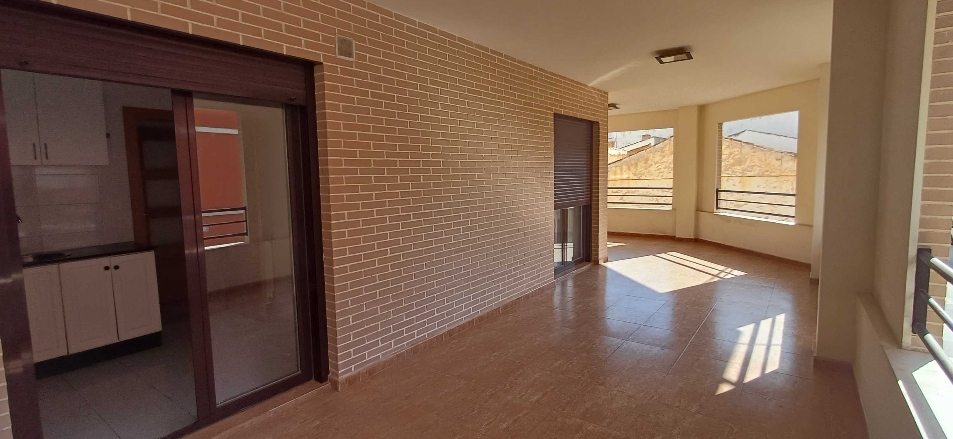 VIVIENDA EN ESQUINA CON TERRAZA GRANDE Y CENTRICA EN YECLA