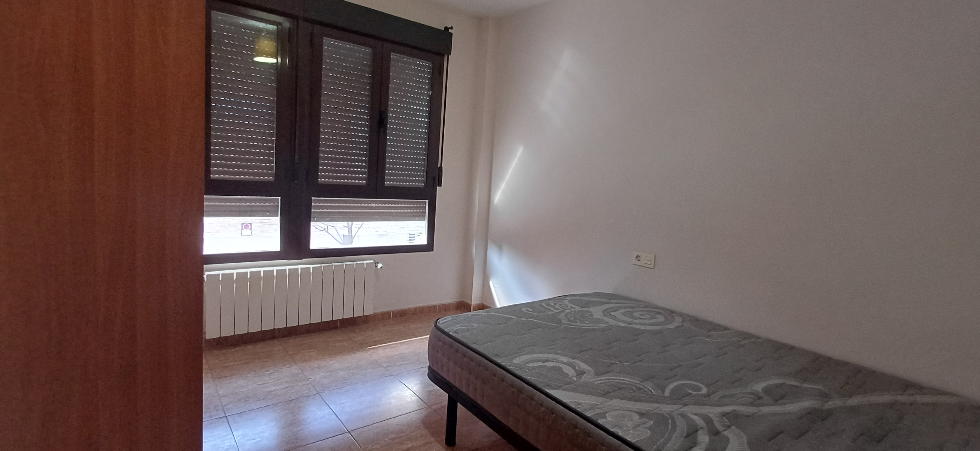 VIVIENDA EN ESQUINA CON TERRAZA GRANDE Y CENTRICA EN YECLA