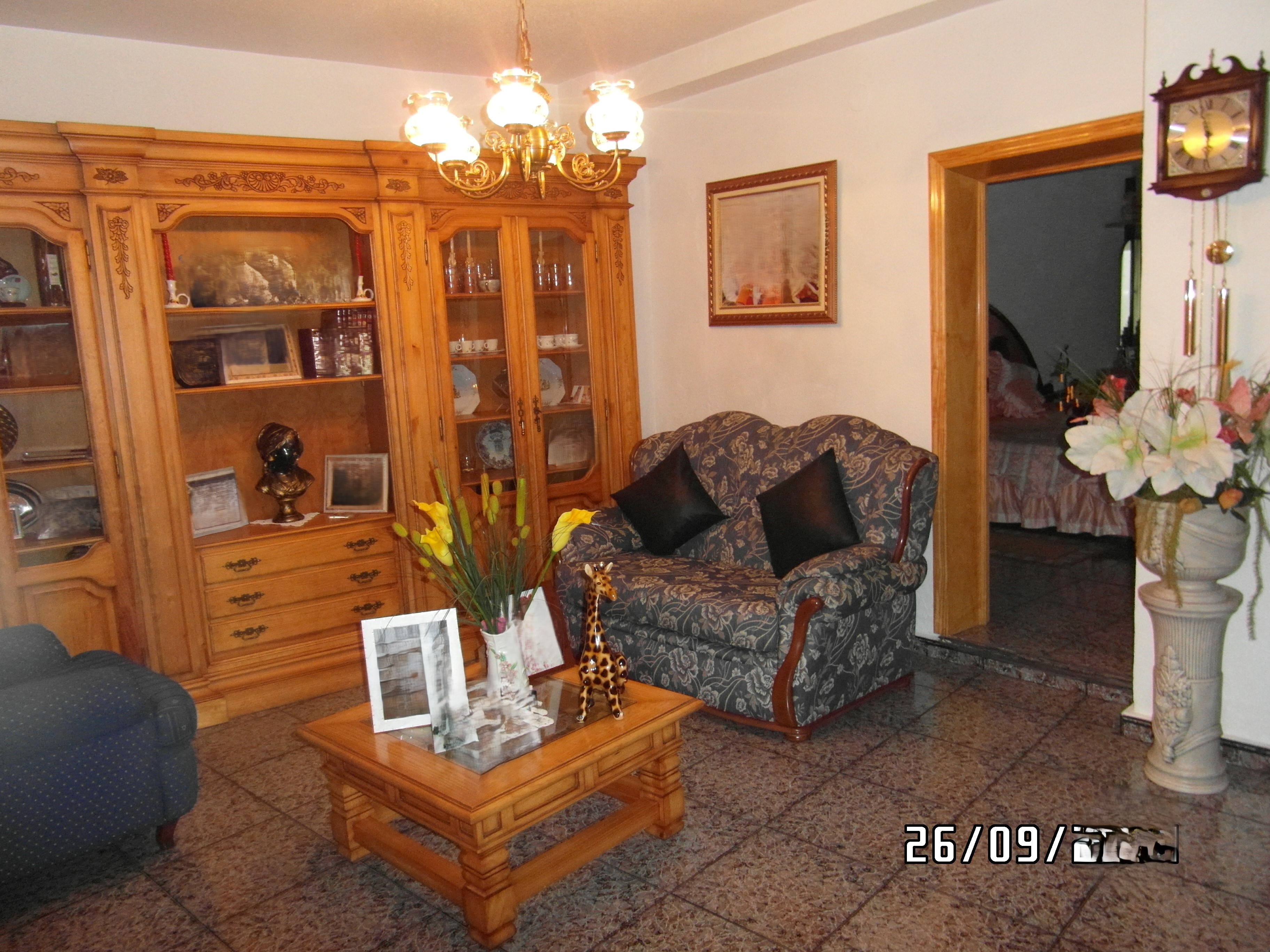 CASA GRANDE MUY CENTRICA CON GARAJE PARA VIVIR Y EN YECLA