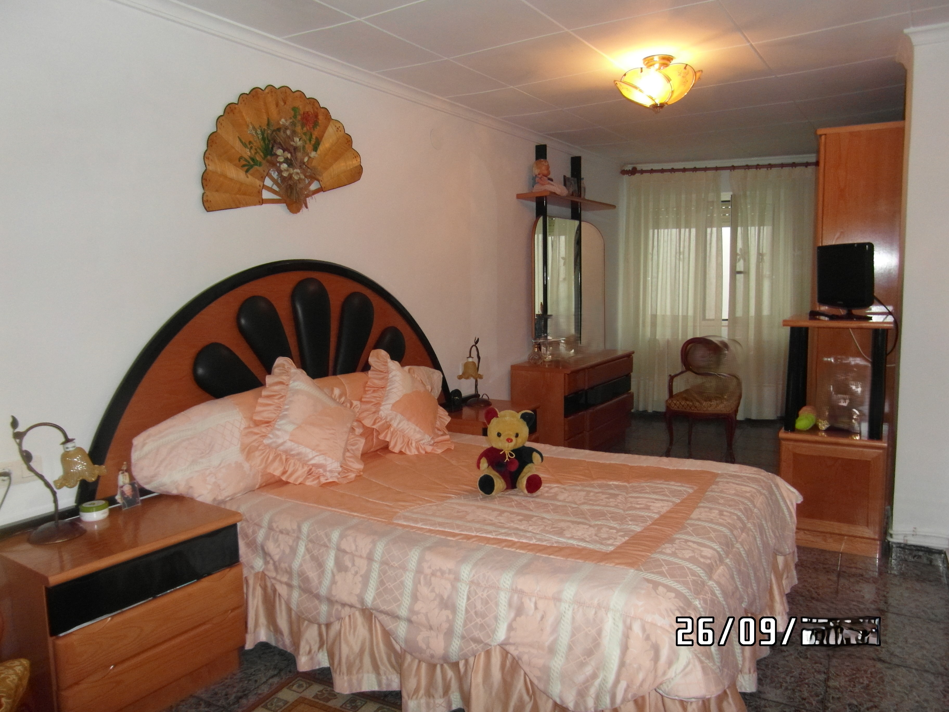 CASA GRANDE MUY CENTRICA CON GARAJE PARA VIVIR Y EN YECLA