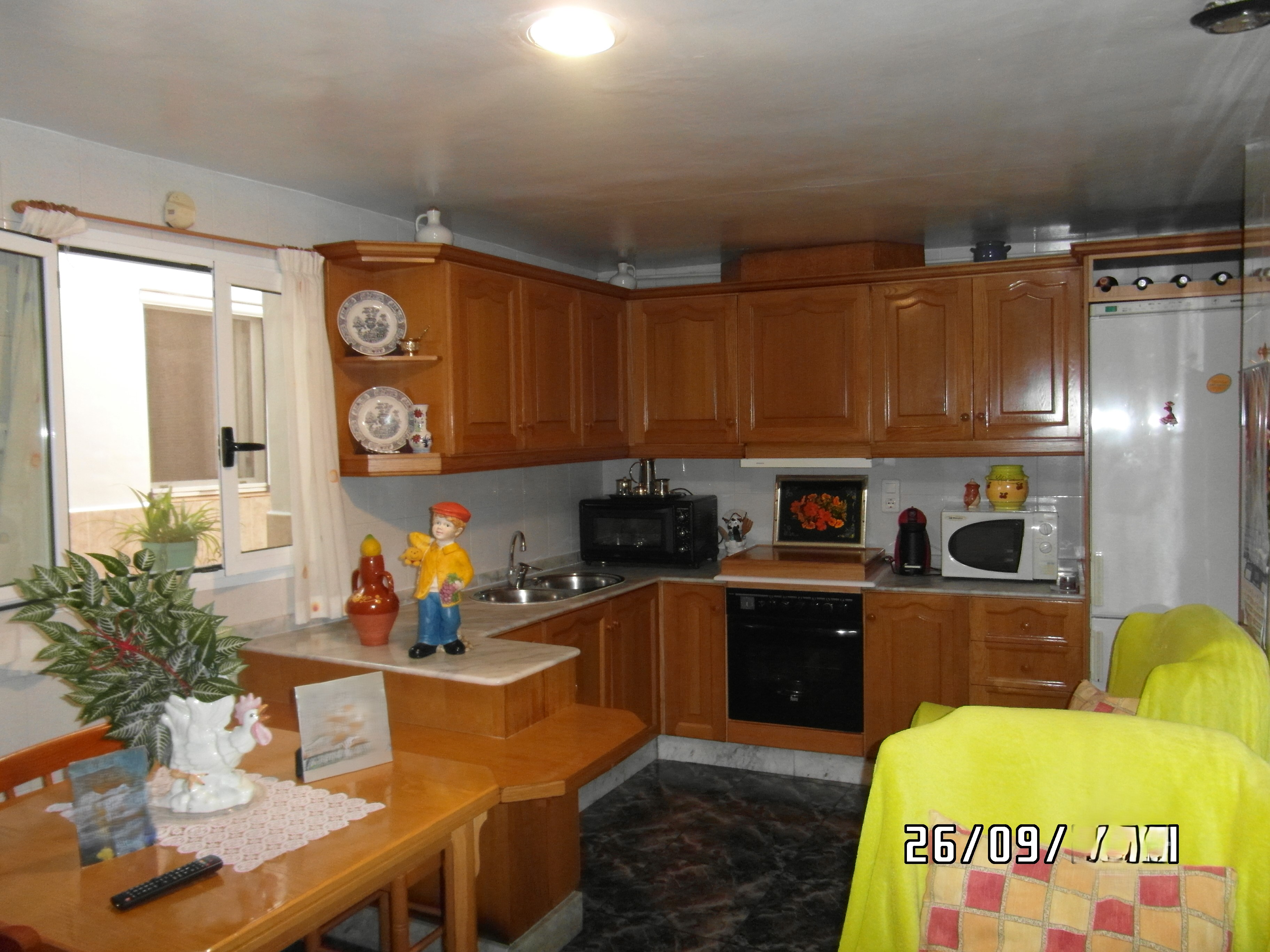 CASA GRANDE MUY CENTRICA CON GARAJE PARA VIVIR Y EN YECLA