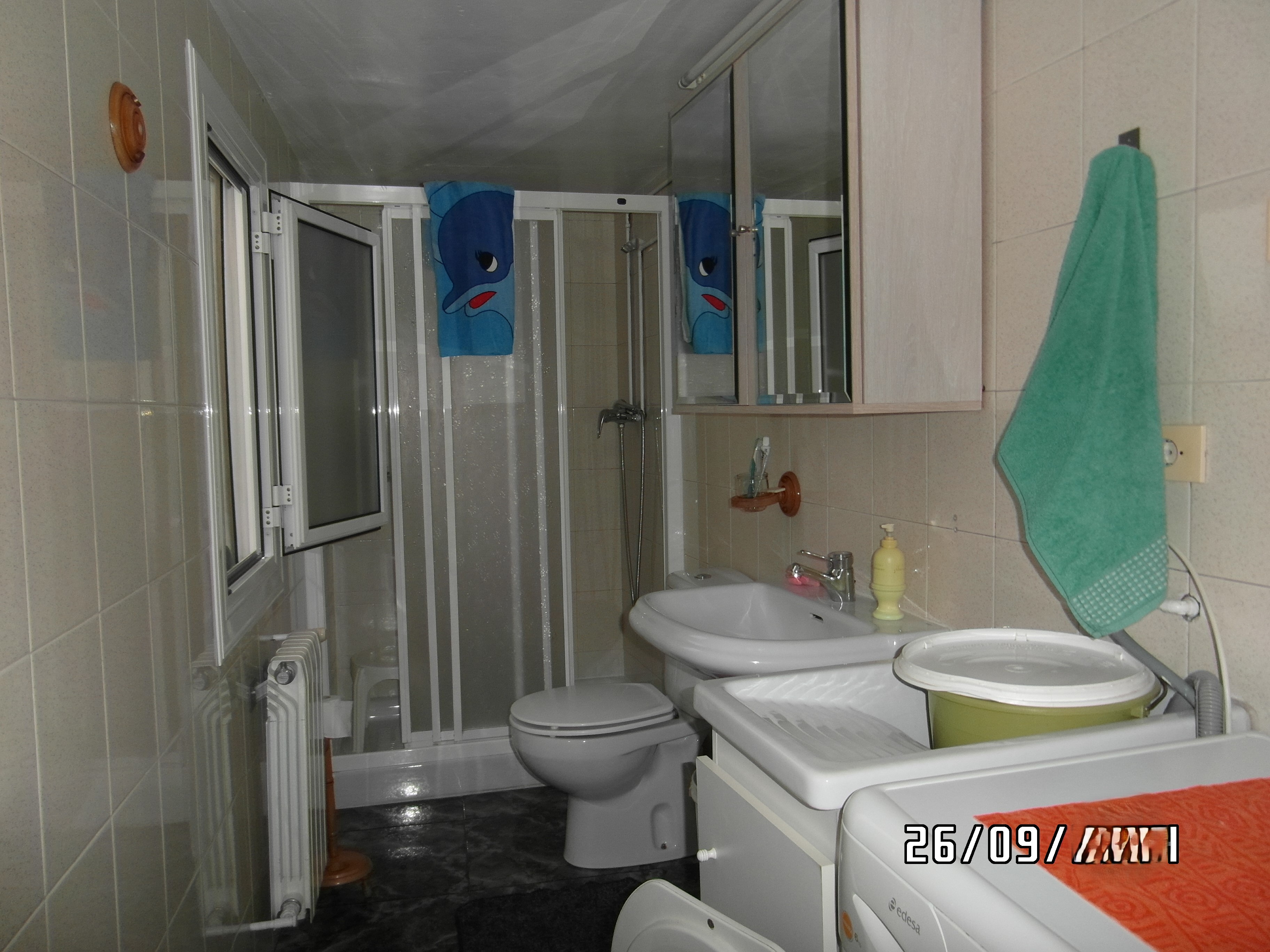 CASA GRANDE MUY CENTRICA CON GARAJE PARA VIVIR Y EN YECLA