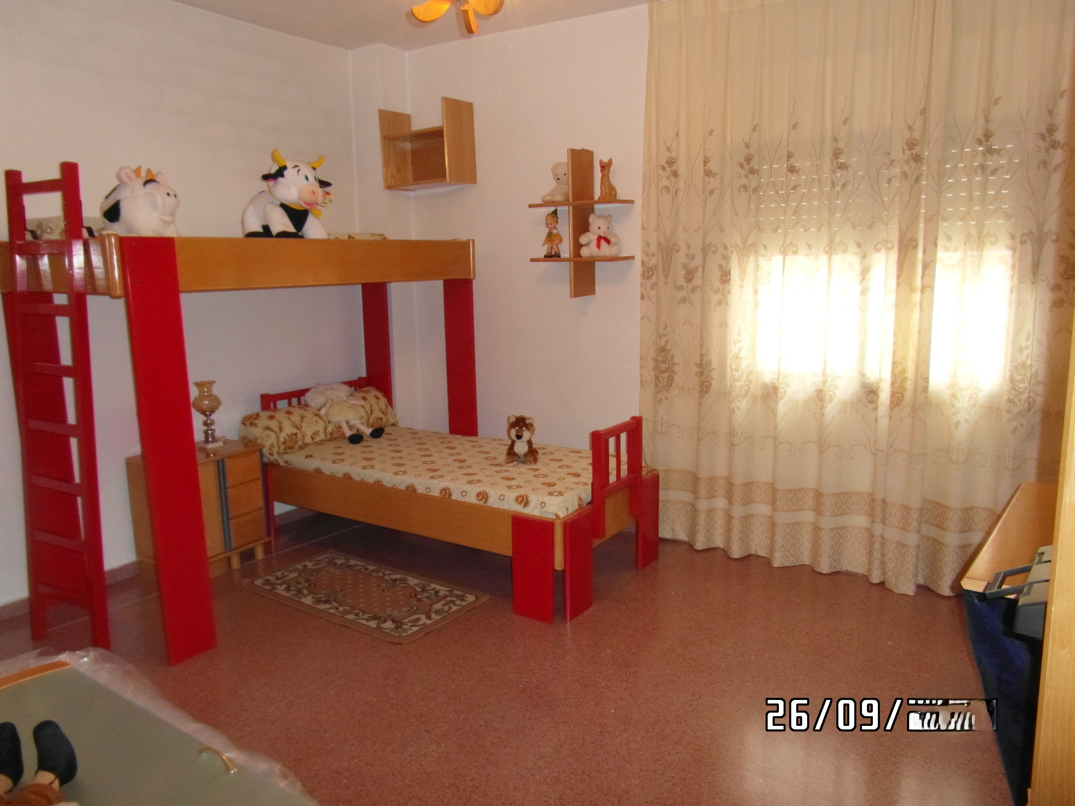 CASA GRANDE MUY CENTRICA CON GARAJE PARA VIVIR Y EN YECLA