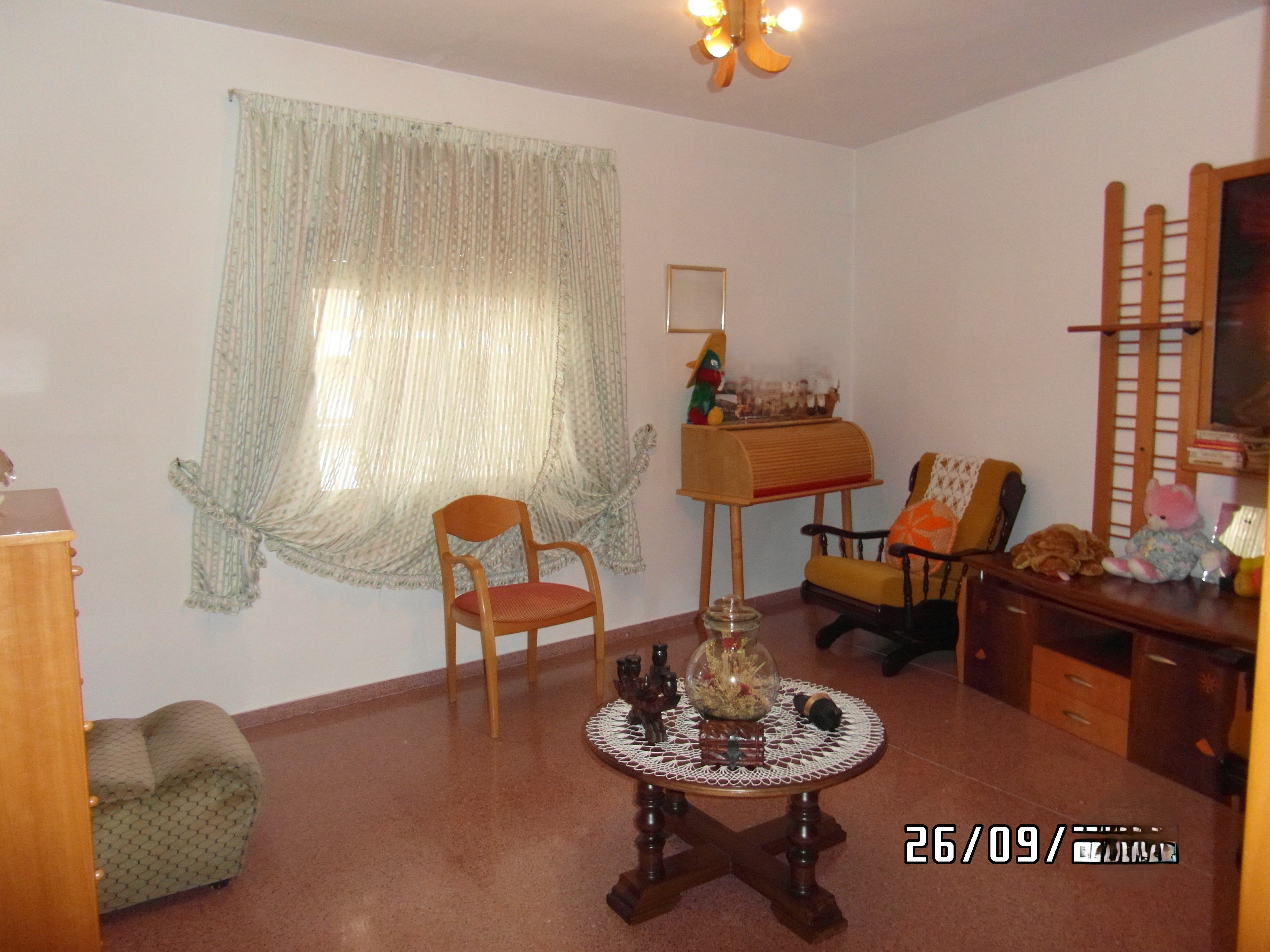 CASA GRANDE MUY CENTRICA CON GARAJE PARA VIVIR Y EN YECLA