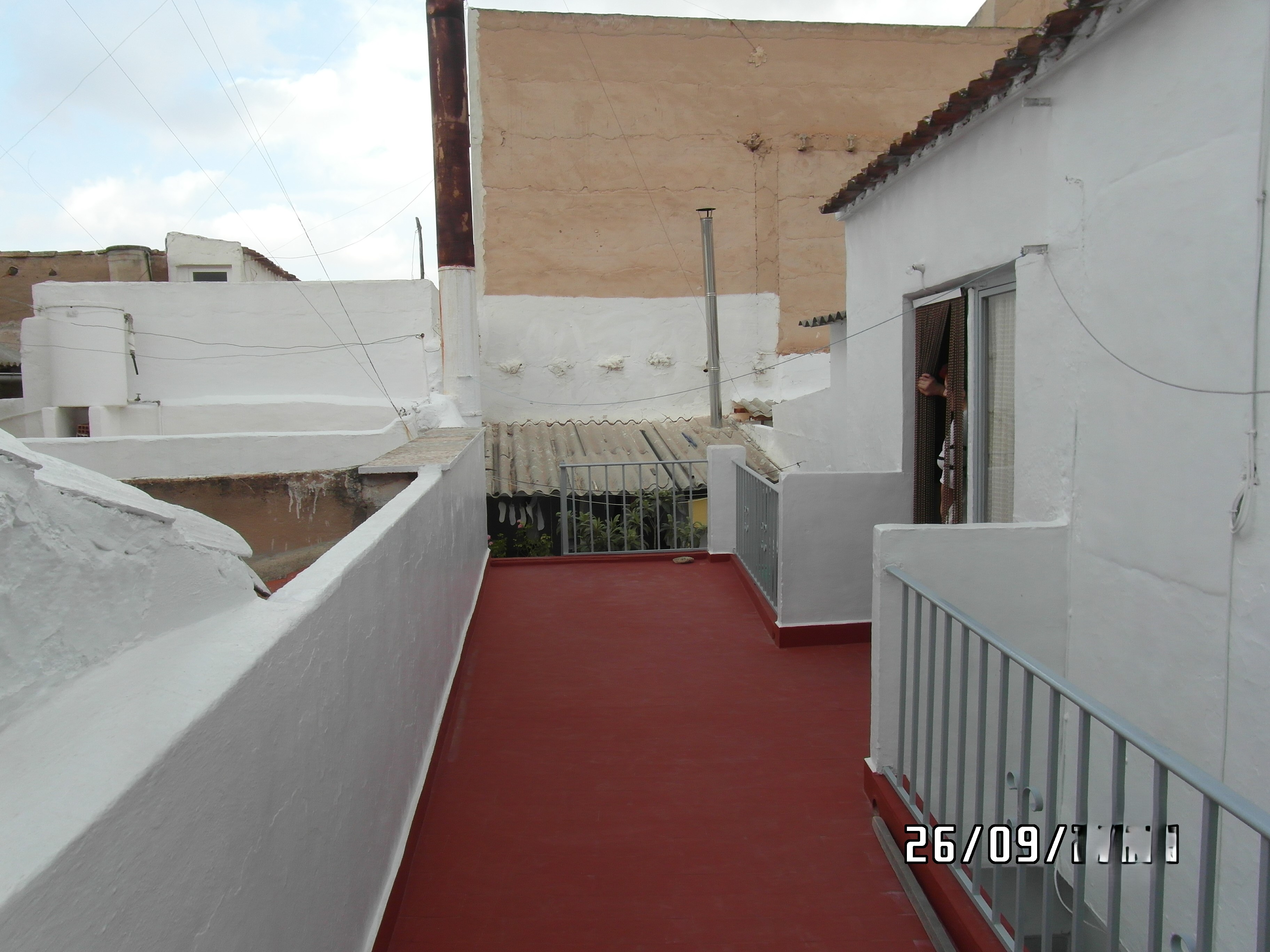 CASA GRANDE MUY CENTRICA CON GARAJE PARA VIVIR Y EN YECLA