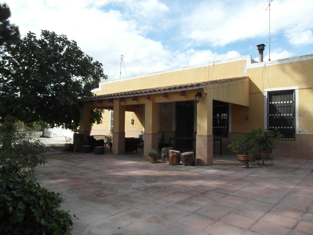 CHALET A 1 KM DE YECLA PARA VIVIR TODO EL AÑO
