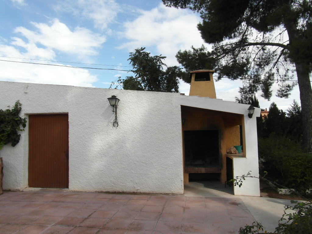 CHALET A 1 KM DE YECLA PARA VIVIR TODO EL AÑO