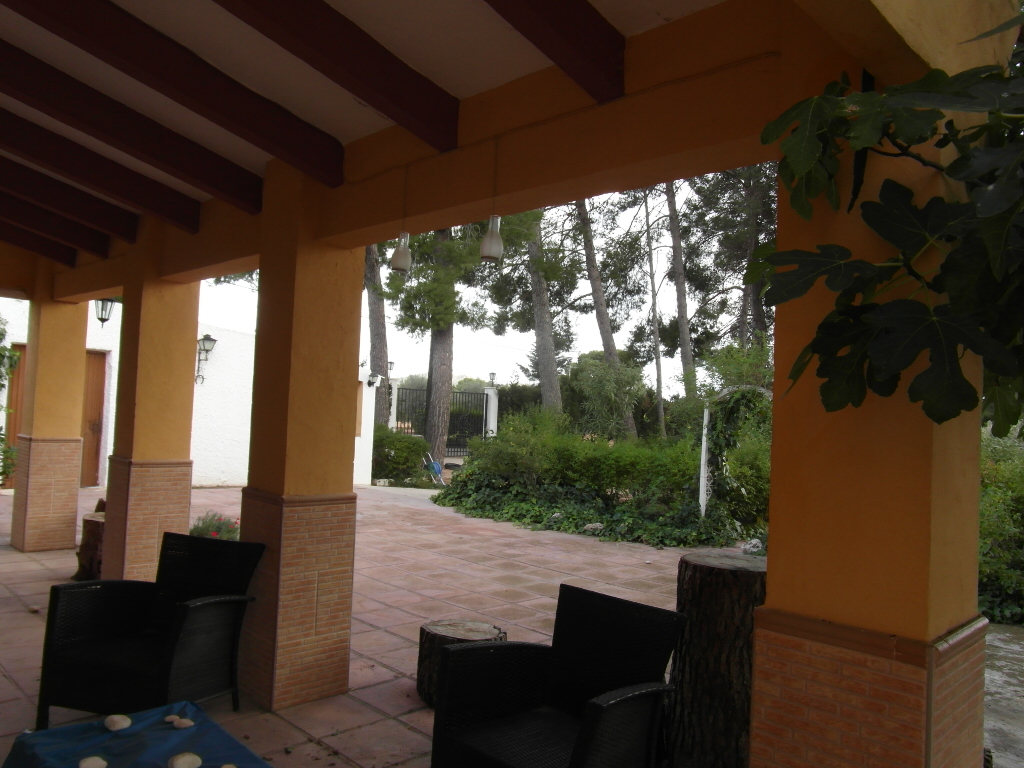 CHALET A 1 KM DE YECLA PARA VIVIR TODO EL AÑO