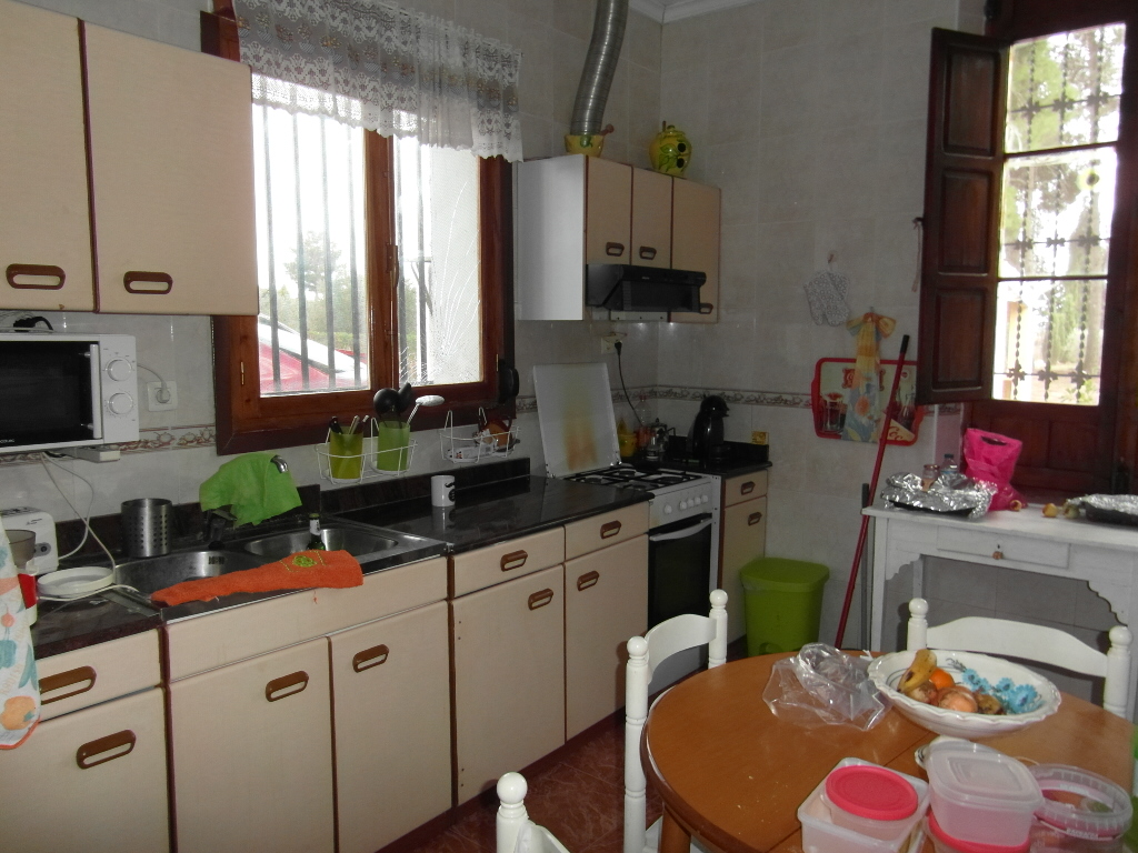 CHALET A 1 KM DE YECLA PARA VIVIR TODO EL AÑO