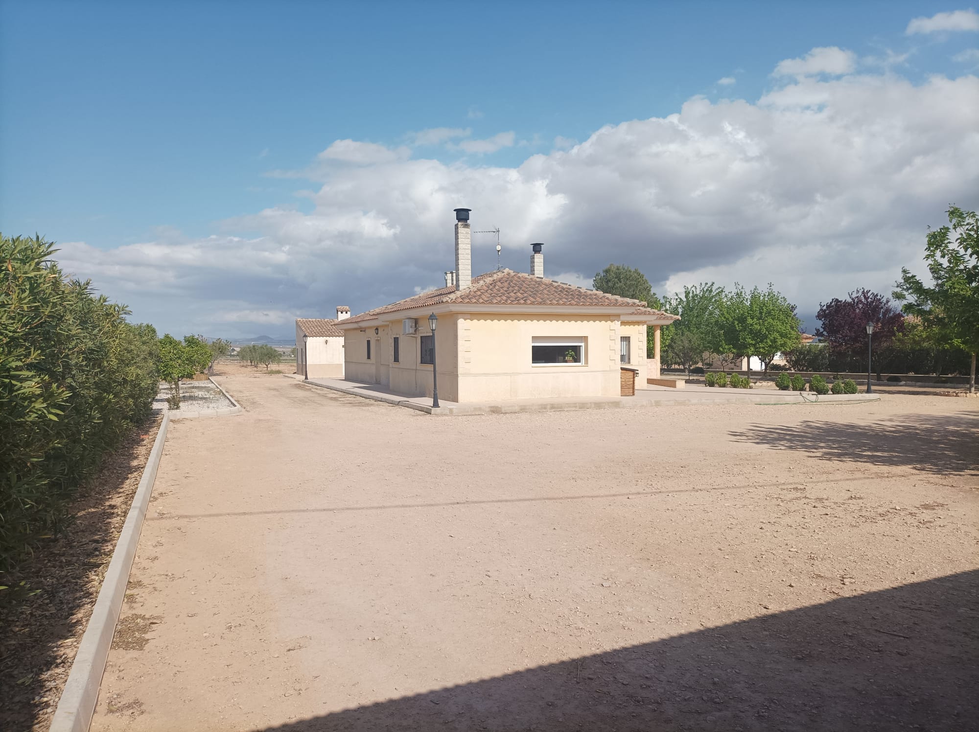 CHALET MUY CERCA PARA VIVIR TODO EL AÑO Y EN YECLA