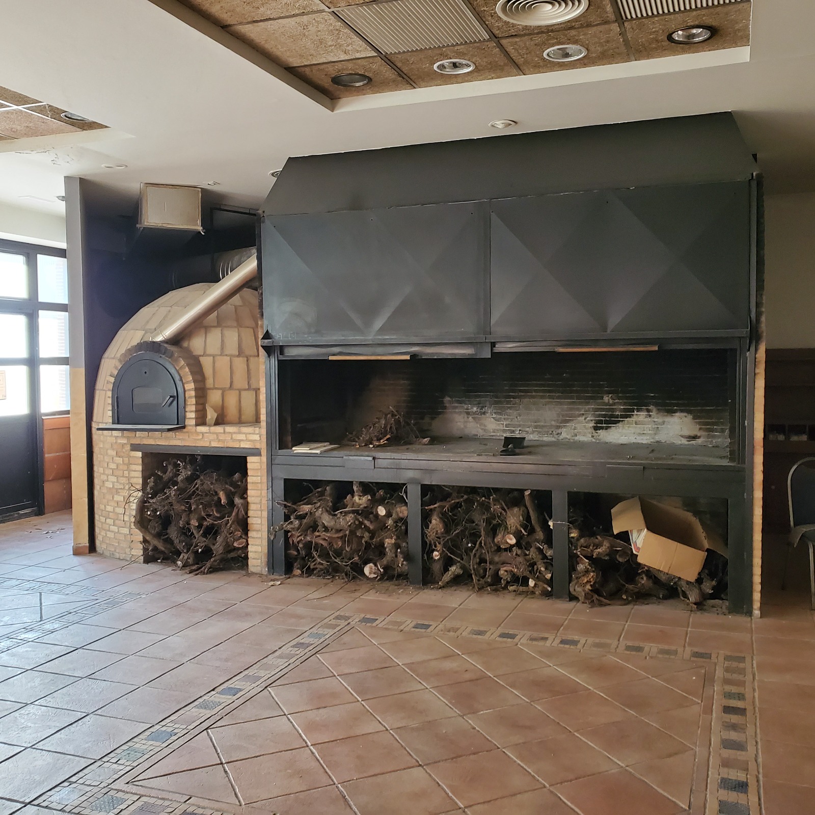 NAVE CON RESTAURANTE Y SALAS PARA EVENTOS Y EN YECLA