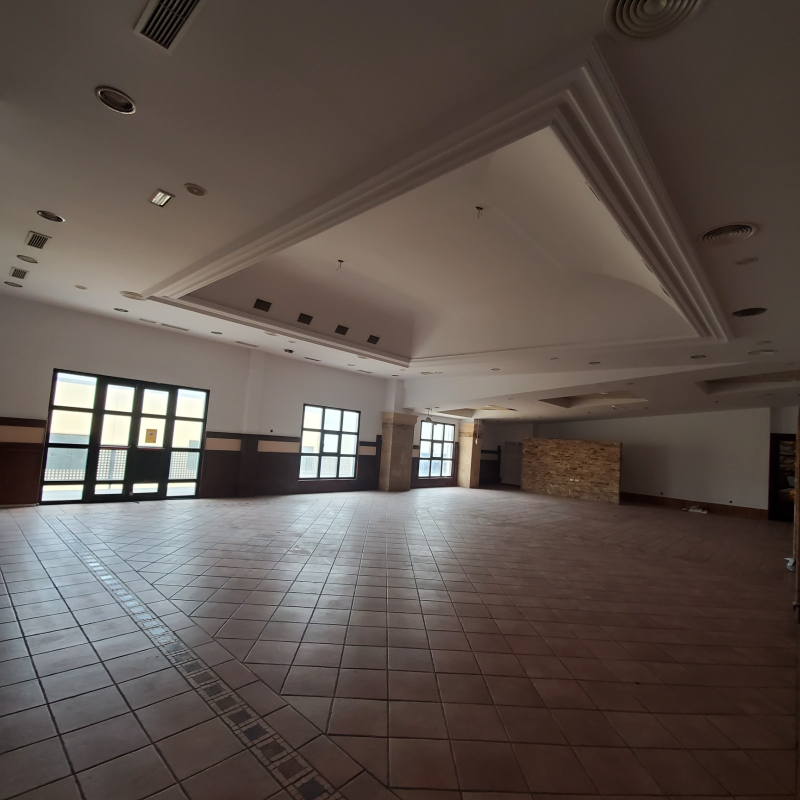 NAVE CON RESTAURANTE Y SALAS PARA EVENTOS Y EN YECLA