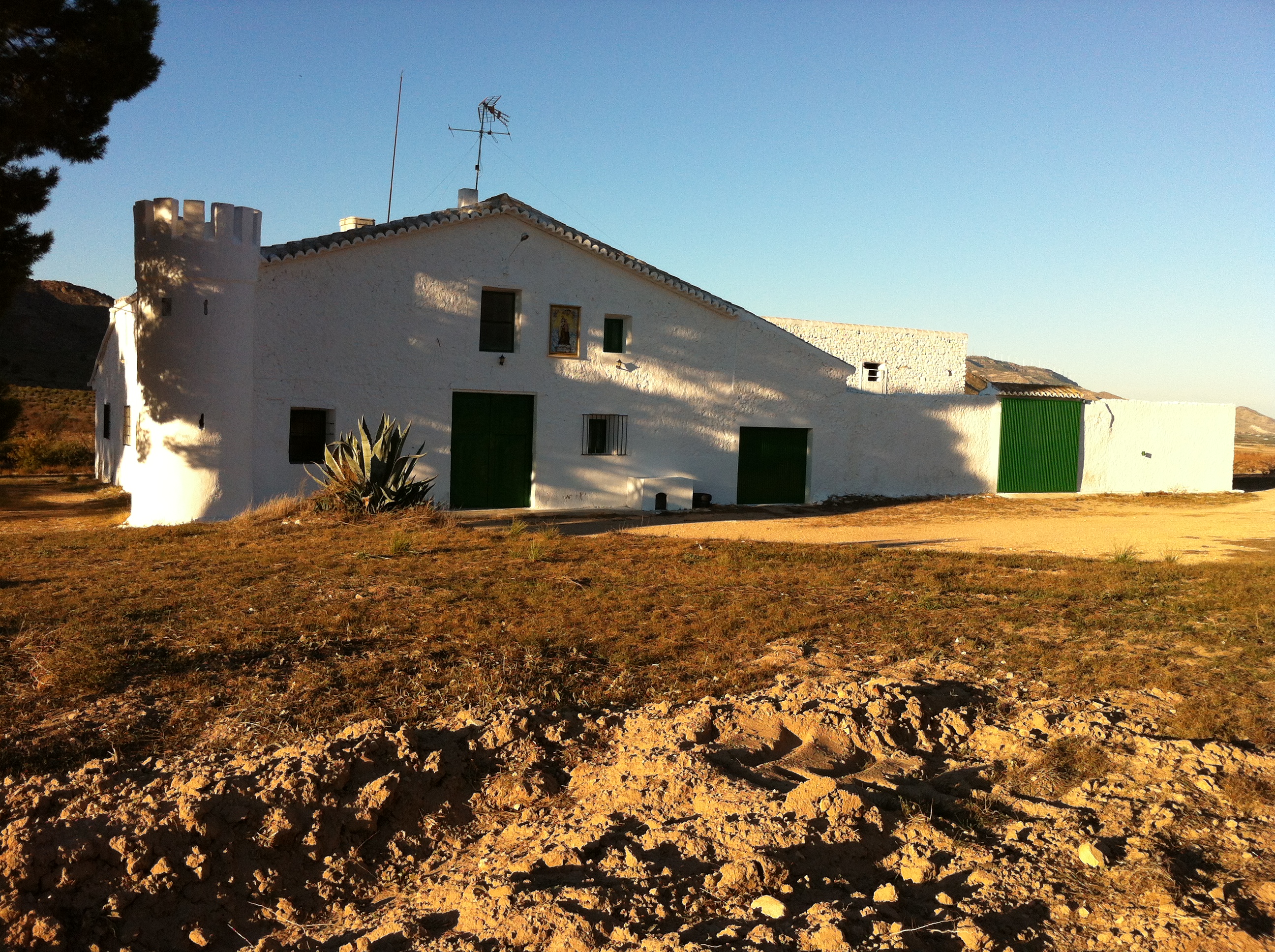 FINCA ENTRE YECLA Y CAUDETE