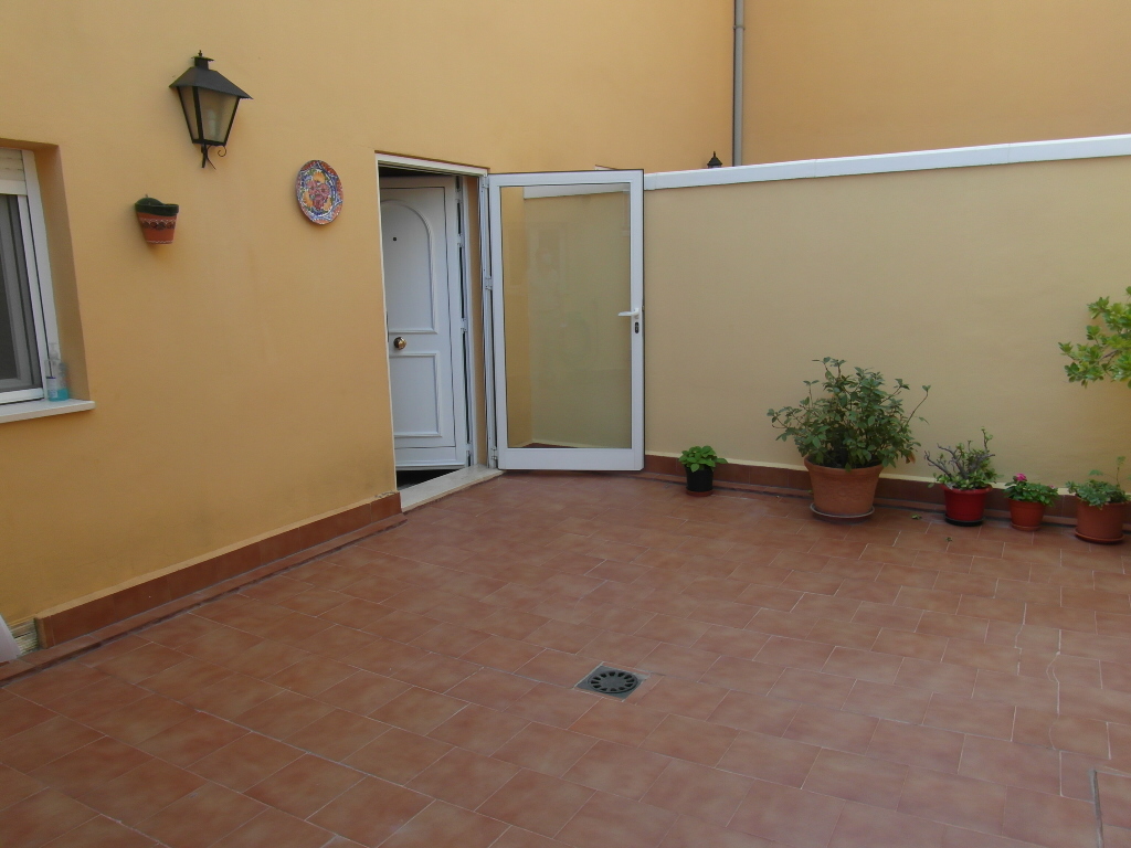 DUPLEX EN URBANIZACION CERRADA CON JARDIN Y EN YECLA