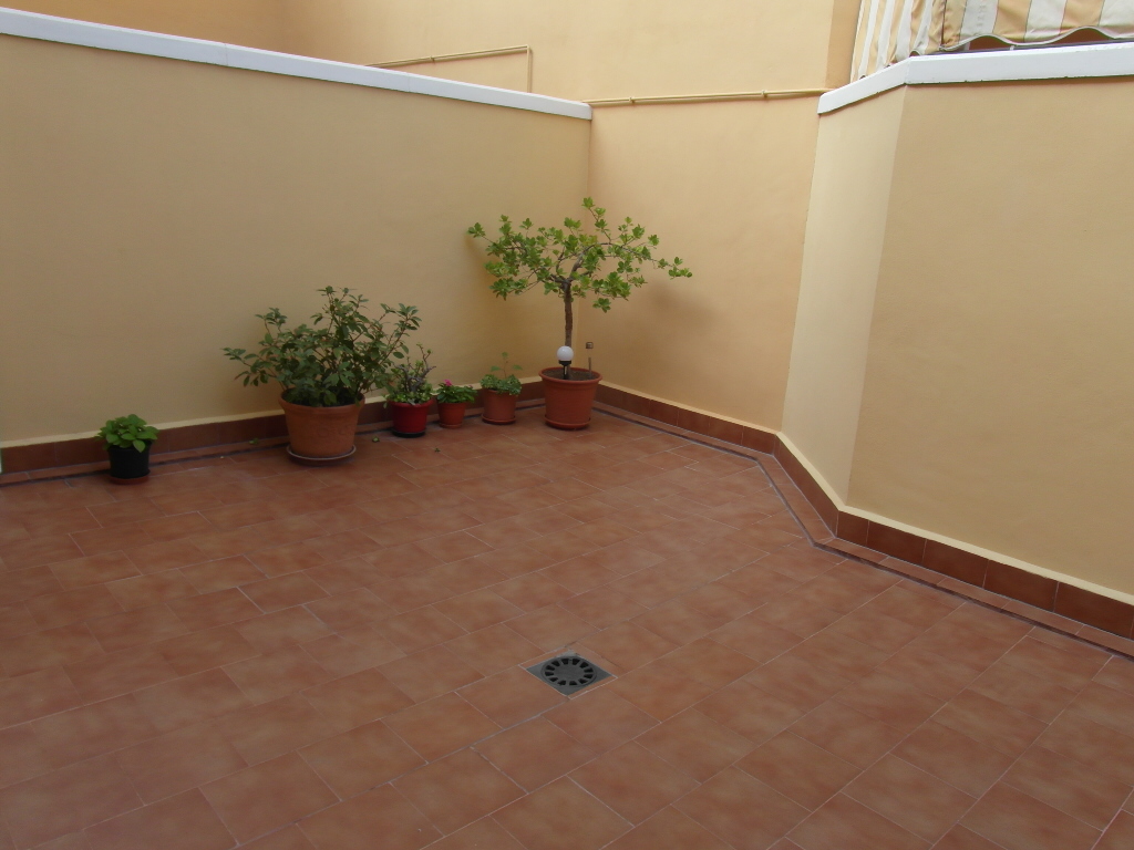 DUPLEX EN URBANIZACION CERRADA CON JARDIN Y EN YECLA